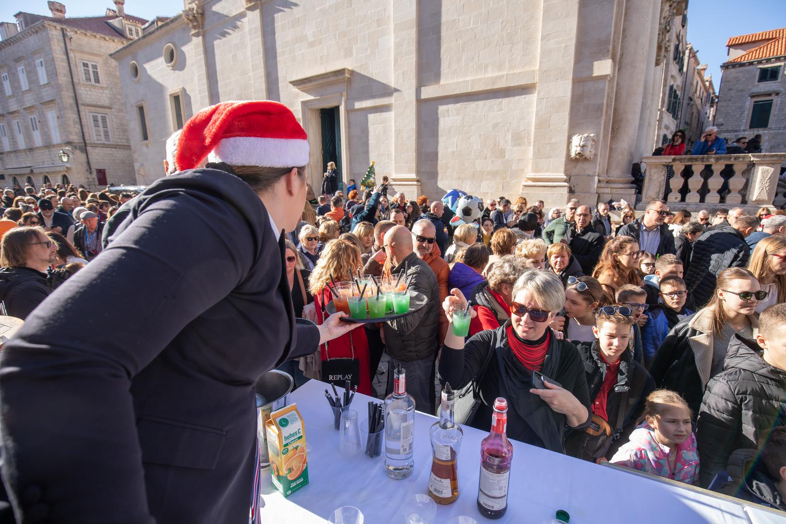 U Dubrovniku, na Stradunu, djecu i odrasle od 11 sati zabavljali su Ante Gelo Bend, Iva Ajduković Marović i Bruna Oberan.