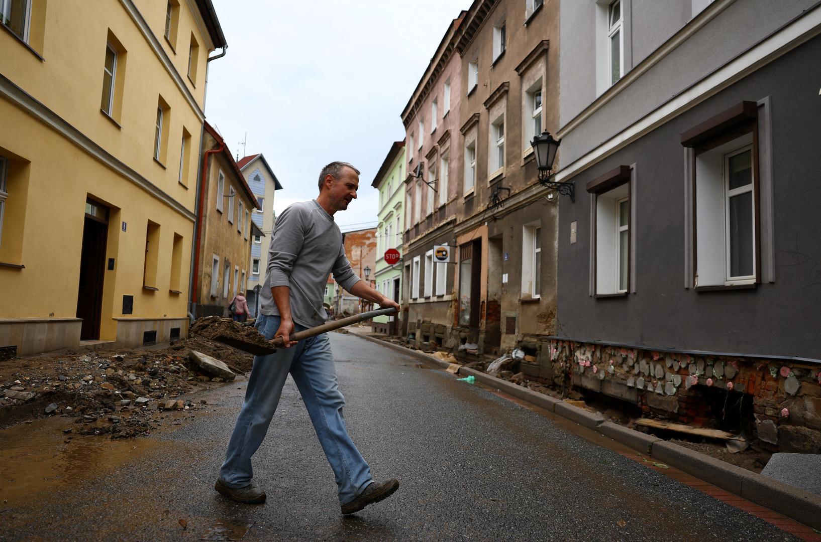 Slike razaranja koje su nastale nakon najgorih poplava u srednjoj Europi u više od dva desetljeća prikazuju razmjere katastrofe koja je pogodila Poljsku.