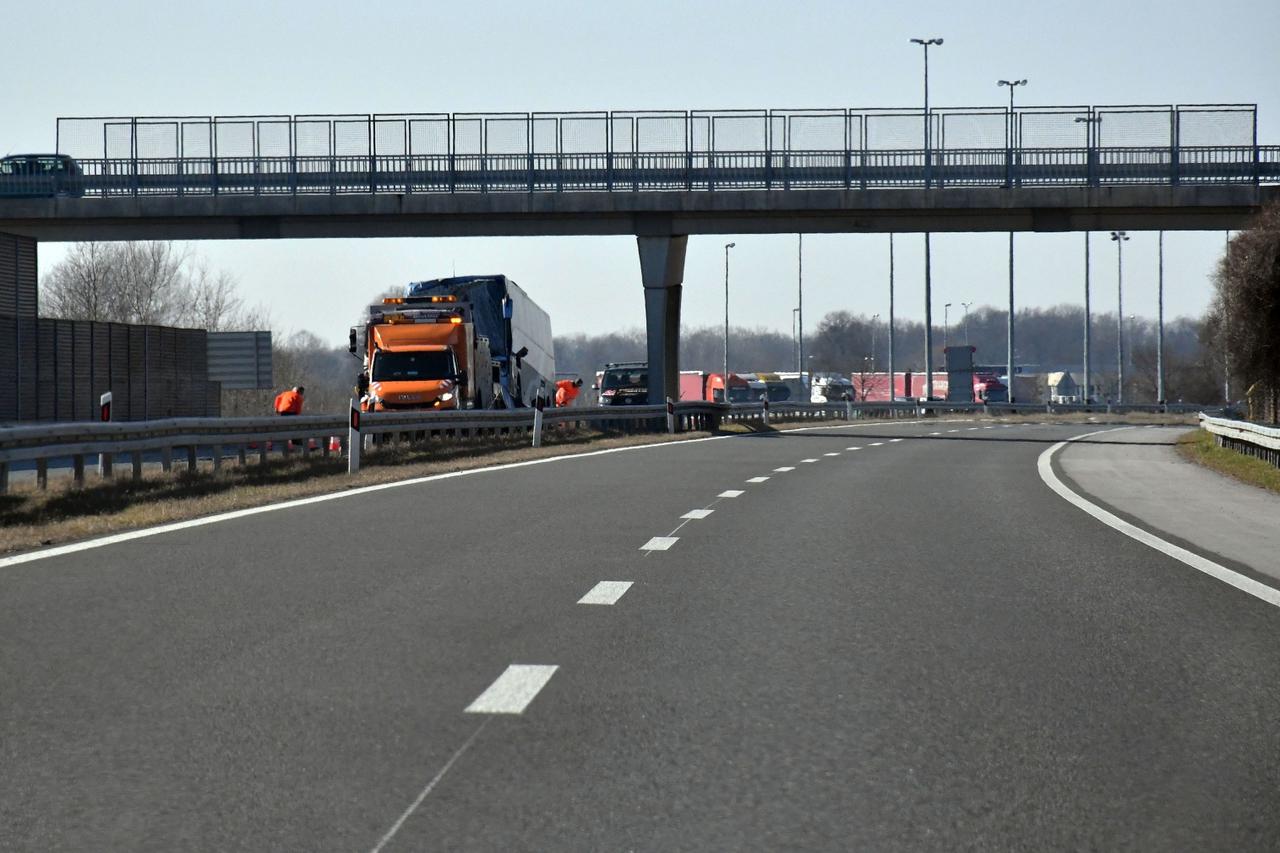 Prometna nesreća na autocesti kod Babine Grede, sedmero ljudi završilo u bolnici