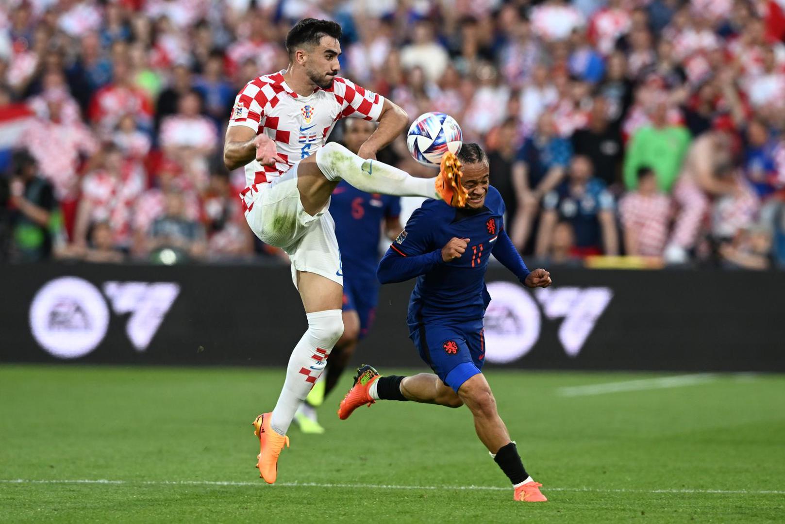 14.06.2023., stadion Feyenoord "De Kuip", Rotterdam, Nizozemska - UEFA Liga Nacija, polufinale, Nizozemska - Hrvatska. Josip Sutalo, Xavi Simons Photo: Marko Lukunic/PIXSELL