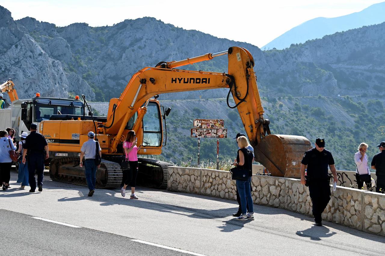 Započelo rušenje sedam bespravno sagrađenih objekata u uvali Vruja nedaleko Brela