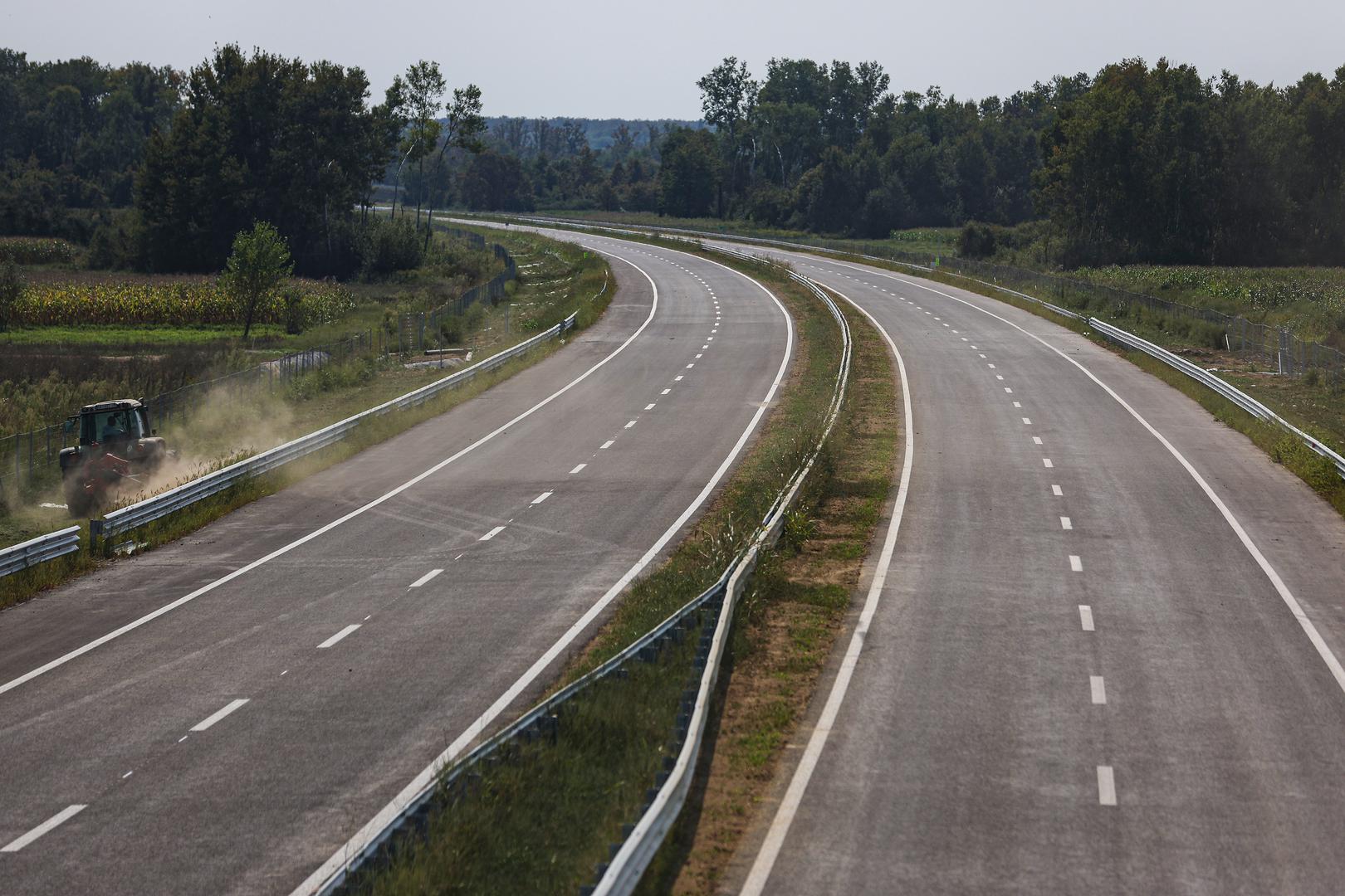 U sklopu dionice izgrađeno je šest putnih prijelaza s nadvožnjacima kojim se nadomještaju prekinute postojeće ceste, dva manja objekta u trupu autoceste, odvodnja, prometna oprema i signalizacija, zaštita od buke te paralelni putovi.