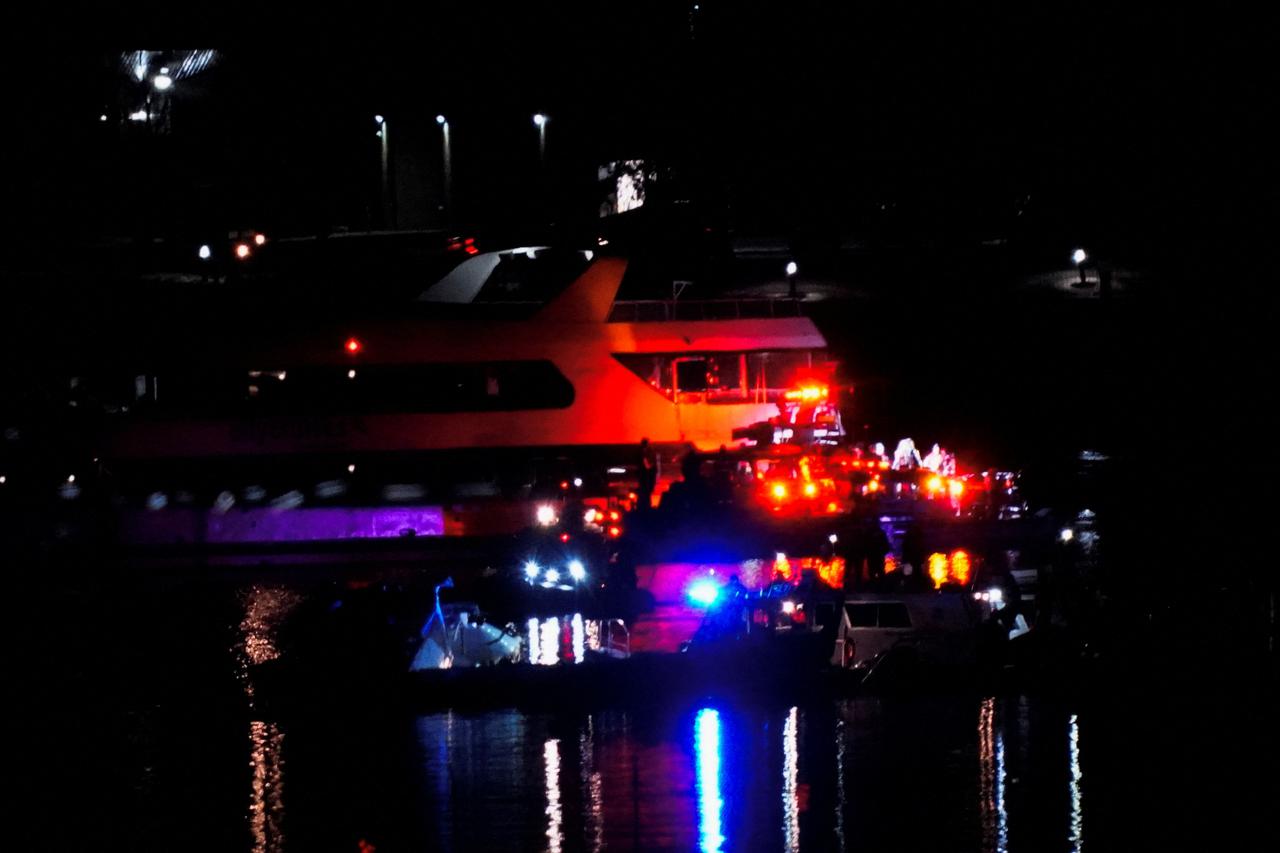 American Eagle aircraft crashes in the Potomac River near Ronald Reagan Washington National Airport