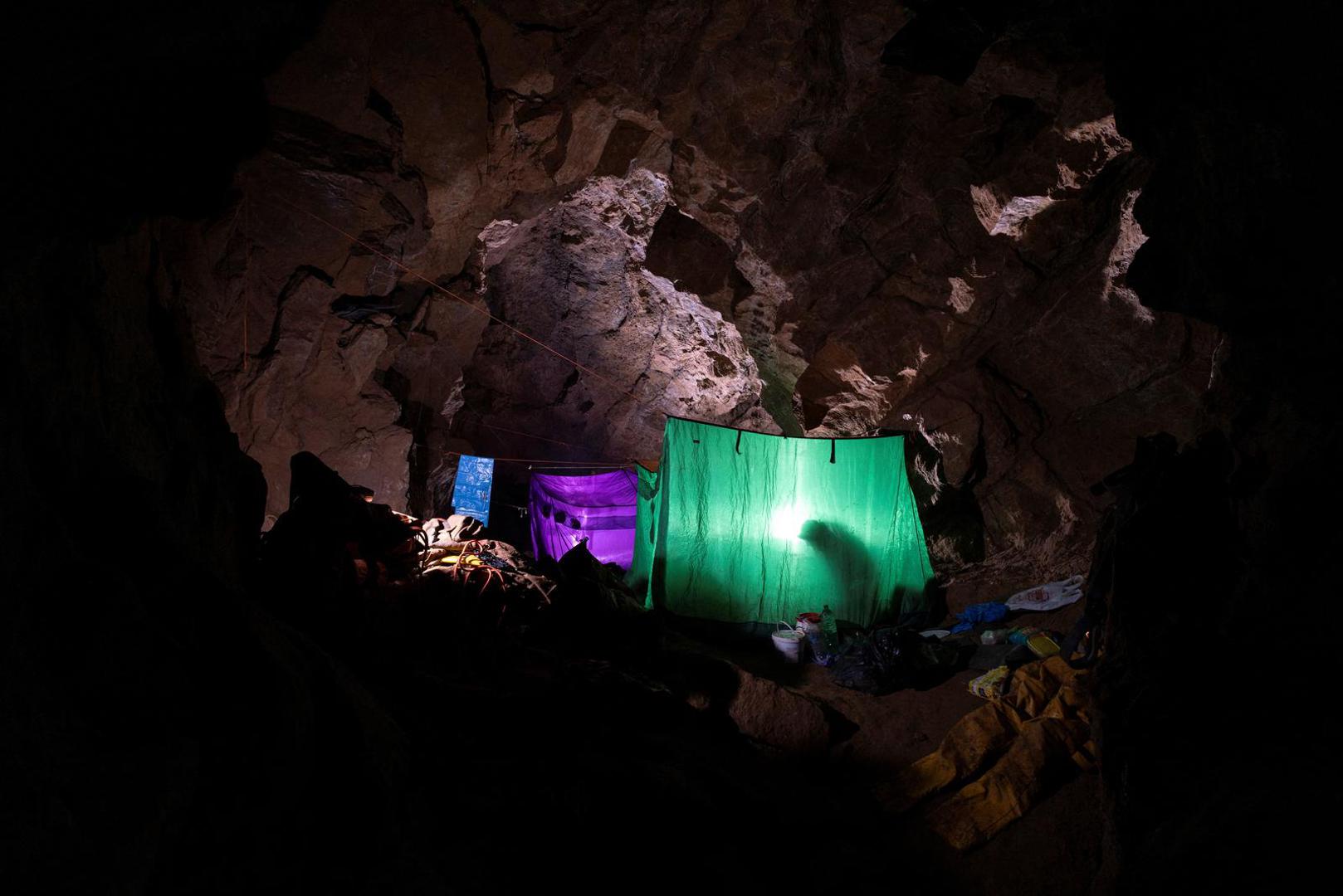 A rescuer is seen in Morca Cave, as they take part in a rescue operation to reach U.S. caver Mark Dickey who fell ill and became trapped some 1,000 meters (3,280 ft) underground, near Anamur in Mersin province, southern Turkey September 5, 2023. REUTERS/Agnes Berentes NO RESALES. NO ARCHIVES Photo: Stringer/REUTERS