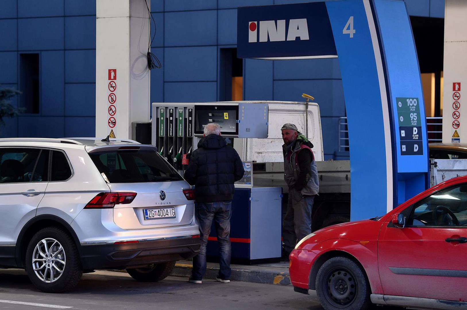 07.03.2022., Zagreb - Zbog poskupljena naftnih derivata stvaraju su guzve na benzinskim postajama.  Photo: Marko Lukunic/PIXSELL