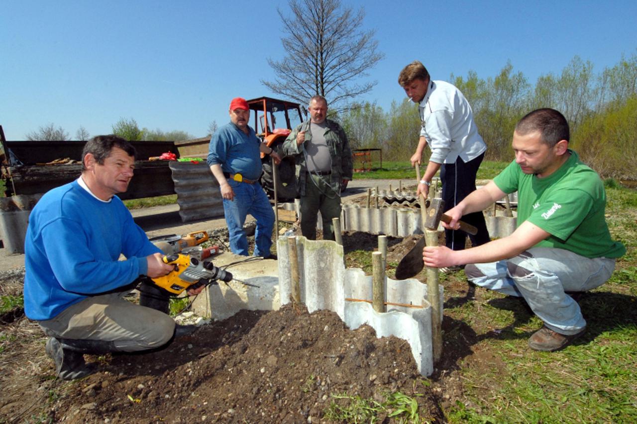 '13.04.2010., Kucan Gornji, Varazdin - Udruga branitelja lijecenih od PTSP-a Varazdinske zupanije obnavljaju SRC koji im je unistila lokalna mladez Photo: Marko Jurinec/PIXSELL'