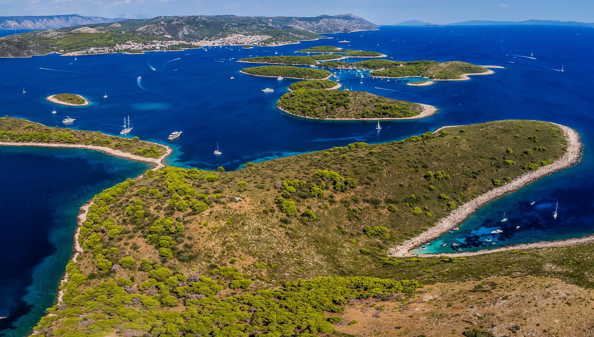 Jedna od najvećih ljepota Hrvatske su definitivno otoci po kojima je naša obala poznata. Naime, Hrvatska ima 1244 otoka, otočića i hridi, odnosno 78 otoka, 524 otočića i 642 hridi. Zbog toga je hrvatsko otočje drugo po veličini otočje Sredozemlja, a više od otoka od nas ima samo Grčka. 