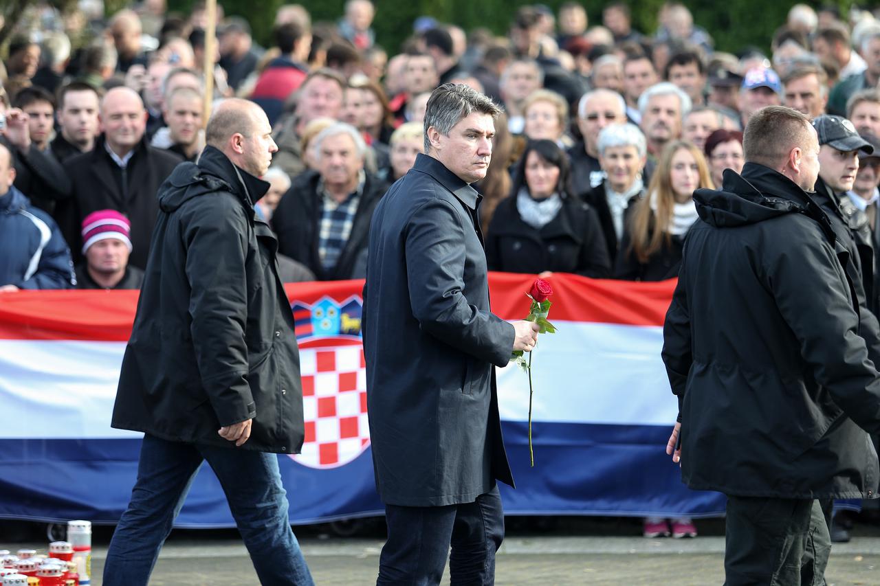 sebnog pijeteta. 2 na spomen-obiljezje na Memorijalnom groblju zrtava i