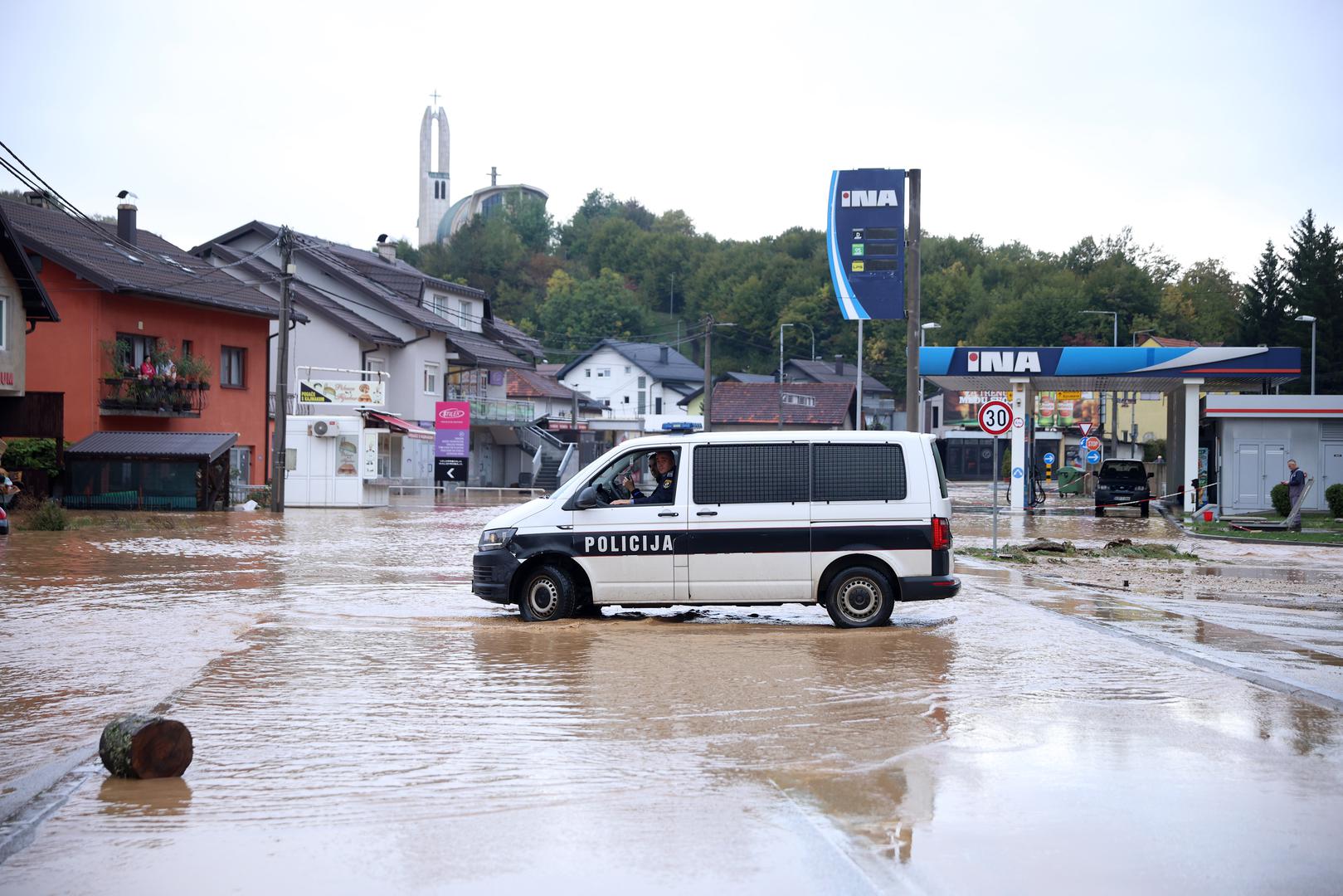 04.10.2024., Kiseljak, Bosna i Hercegovina - Zbog obilnih padalina poplavljene su ulice u Kiseljaku. Photo: Armin Durgut/PIXSELL