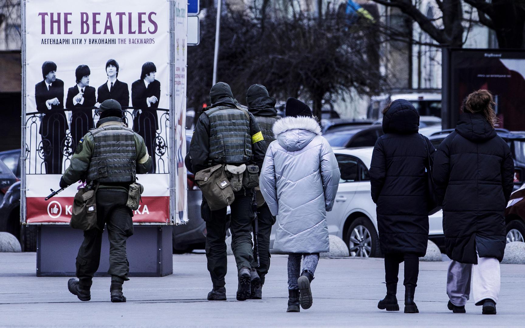 10.03.2022., Lviv, Ukrajina - Lviv, najveci grad zapadnog dijela Ukrajne, zivi gotovo kao da nema rata. Brojne zastave, plakati, nacionalna obiljezja i boje ipak pridodaju dojmu napetosti u ovom gradu koji za sada nije napadnut. Na svim vecim ulicama i trgovima setaju naoruzane patrole.   Photo: Milan Sabic/PIXSELL