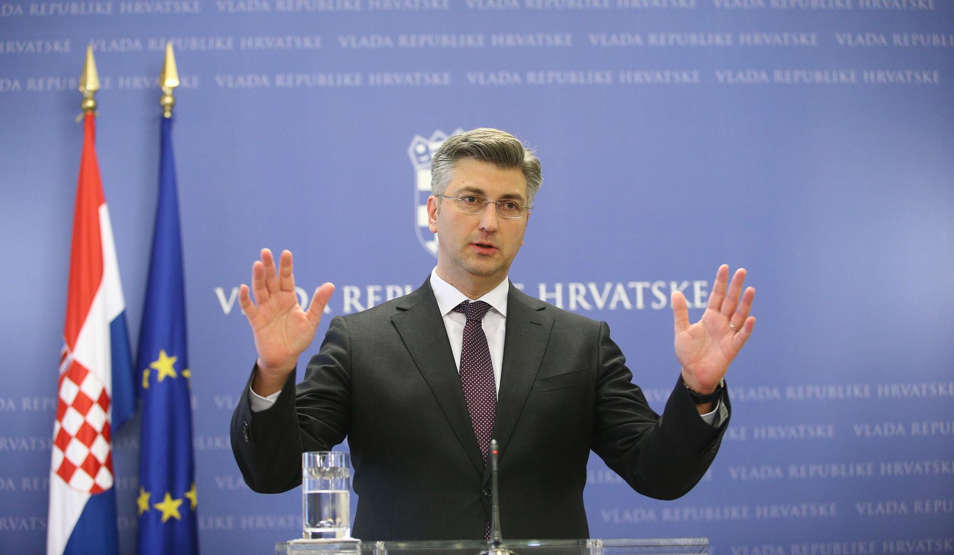 Premijer Plenković 2017., kada se obratio javnosti nakon sjednice Vlade RH na kojoj je donio odluku o otkazivanju povjerenja trojici ministara iz redova Mosta (Vlaho Orepić, Slaven Dobrović i Ante Šprlje).