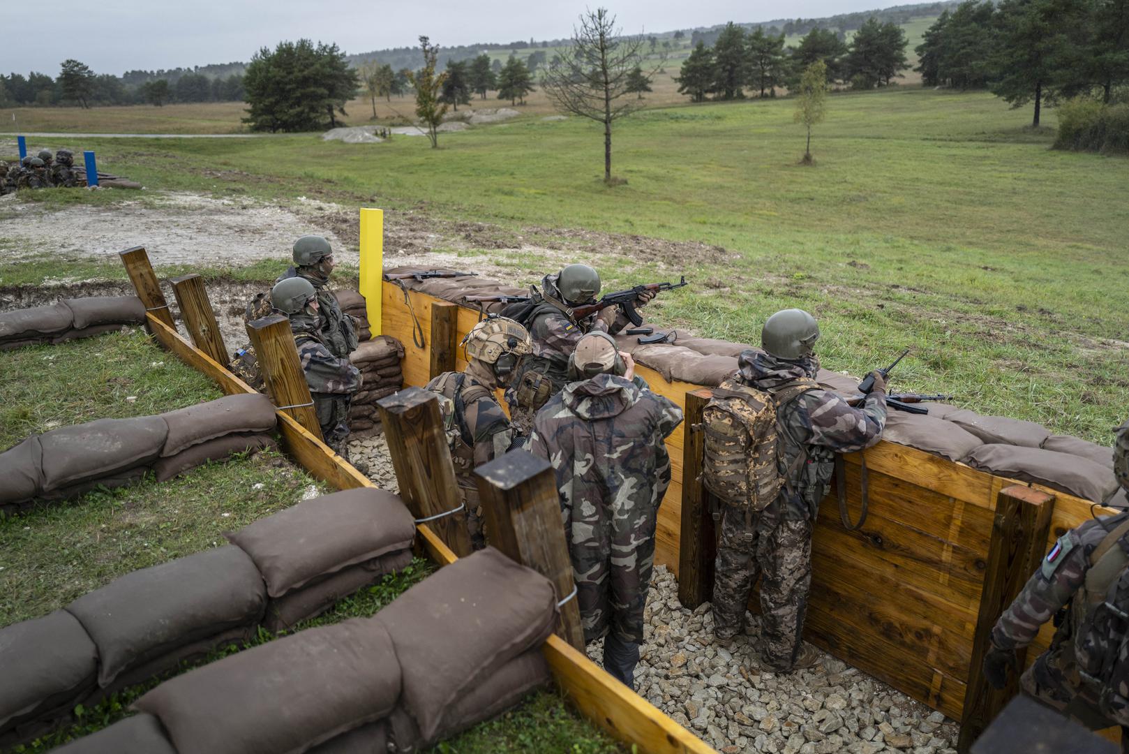 Le président Emmanuel Macron visite un camp militaire où viennent se former des combattants d'Ukraine dans l'est de la France le 9 octobre 2024. © Eliot Blondet / Pool / Bestimage Ukrainian soldiers train in a french military camp in eastern France, Wednesday, Oct. 9, 2024, before a French President Emmanuel Macron visit. Photo: Eliot Blondet / Pool / Bestimage/BESTIMAGE