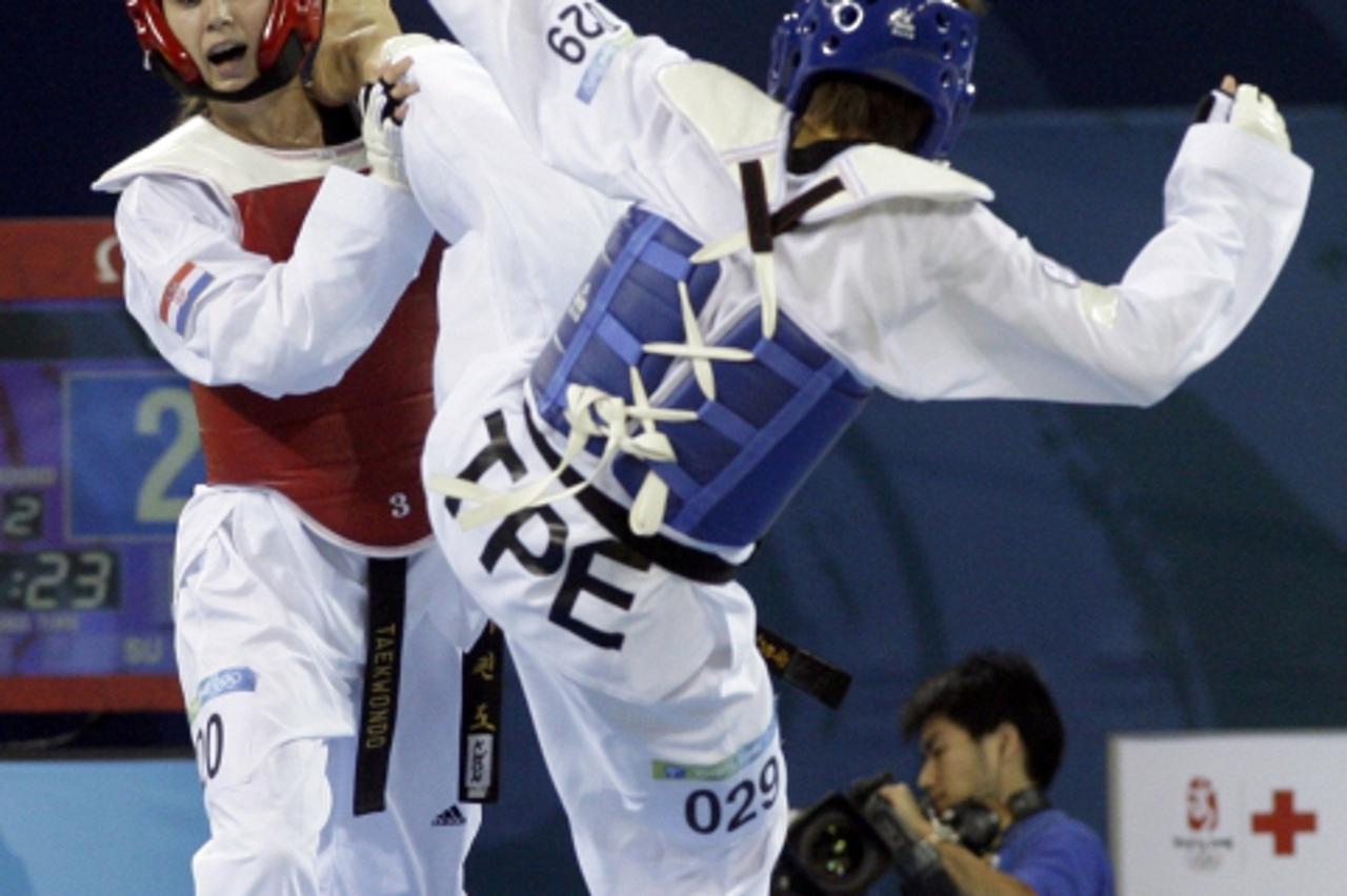 'Su Li-Wen of (blue) Taiwan fights Martina Zubcic of Croatia during the women\'s -57kg taekwondo bronze medal competition at the Beijing 2008 Olympic Games, August 21, 2008.     REUTERS/Alessandro Bia