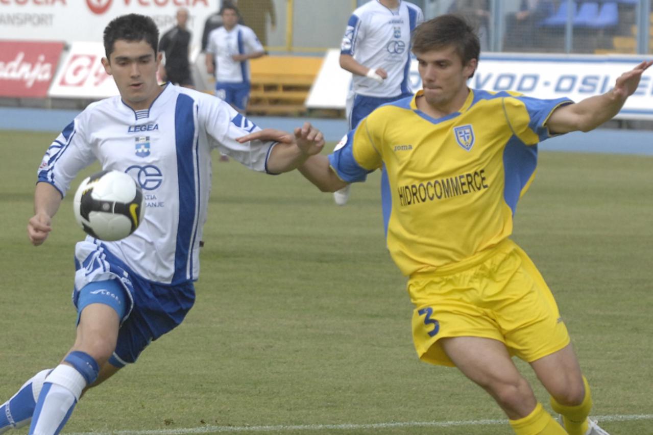 'sport-22.04.2009.osijek,hrvatska,nogometna utakmica izmedju osijek i intera,vedran niksic i vinko buden u borbi za loptom Photo: Davor Javorovic/Vecernji list'