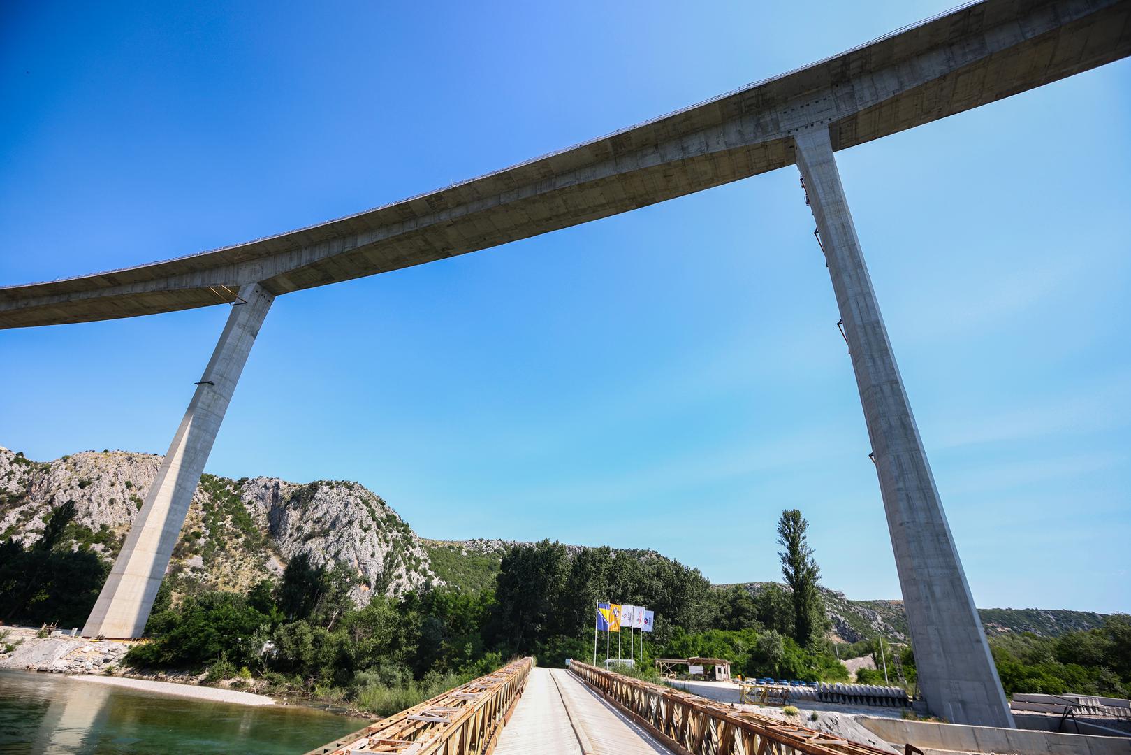 18.06.2023.,Capljina -  Jedan od najvisih mostova u regiji, most Pocitelj uskoro ce biti  spojen s lijevom obalom Neretve. Most Pocitelj visok je nesto vise od stotinu metara, dok njegova duzina iznosi 918 metara. Most ce imati dva vozna traka u svakom smjeru, te je projektiran za brzinu do 130 kilometara na sat. Specificnost ovog mosta je da se citava sirina raspona nalazi na jednostrukom nizu stupova, tj, kolnici nisu fizicki odvojeni. Most Pocitelj najveci je objekt na koridoru Vc. 


 Photo: Denis Kapetanovic/PIXSELL