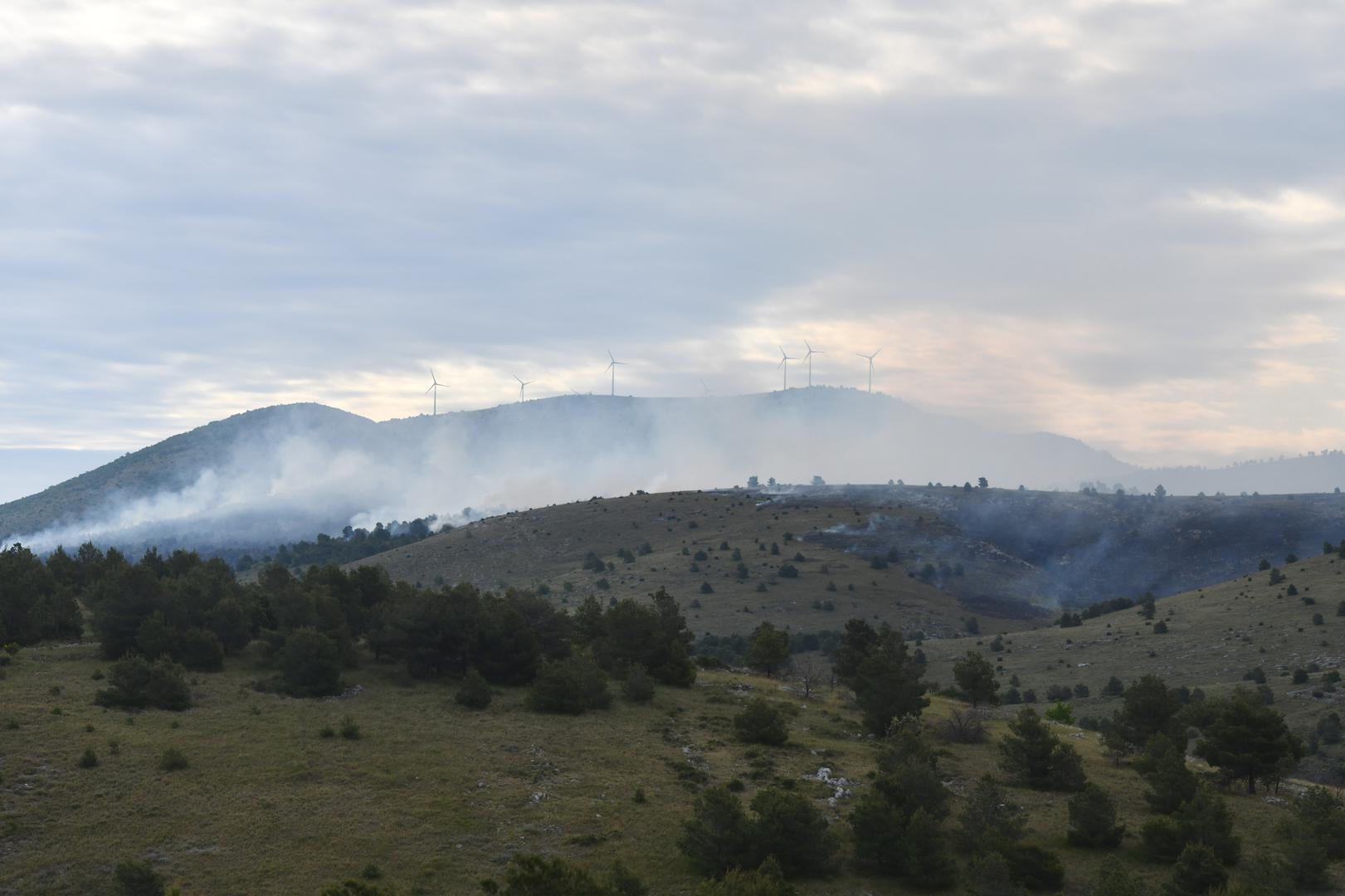 22.04.2024., Vrpolje - Pozar na nepristupacnom terenu izmedju Vrpolja i Grebastice. Photo: Hrvoje Jelavic/PIXSELL