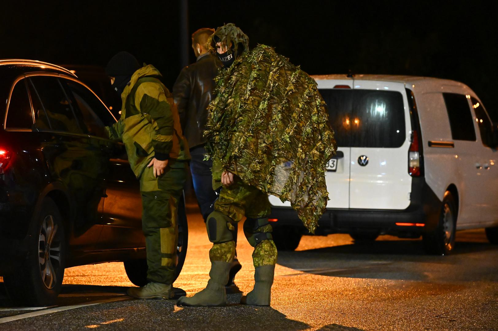 04 November 2023, Hamburg: Police officers with special equipment and special camouflage are on duty at the airport. Hamburg Airport has been closed after a vehicle entered the premises. An armed man had broken through a gate with his vehicle and had already fired twice into the air, said a spokesman for the federal police on Saturday evening. Photo: Jonas Walzberg/dpa Photo: Jonas Walzberg/DPA