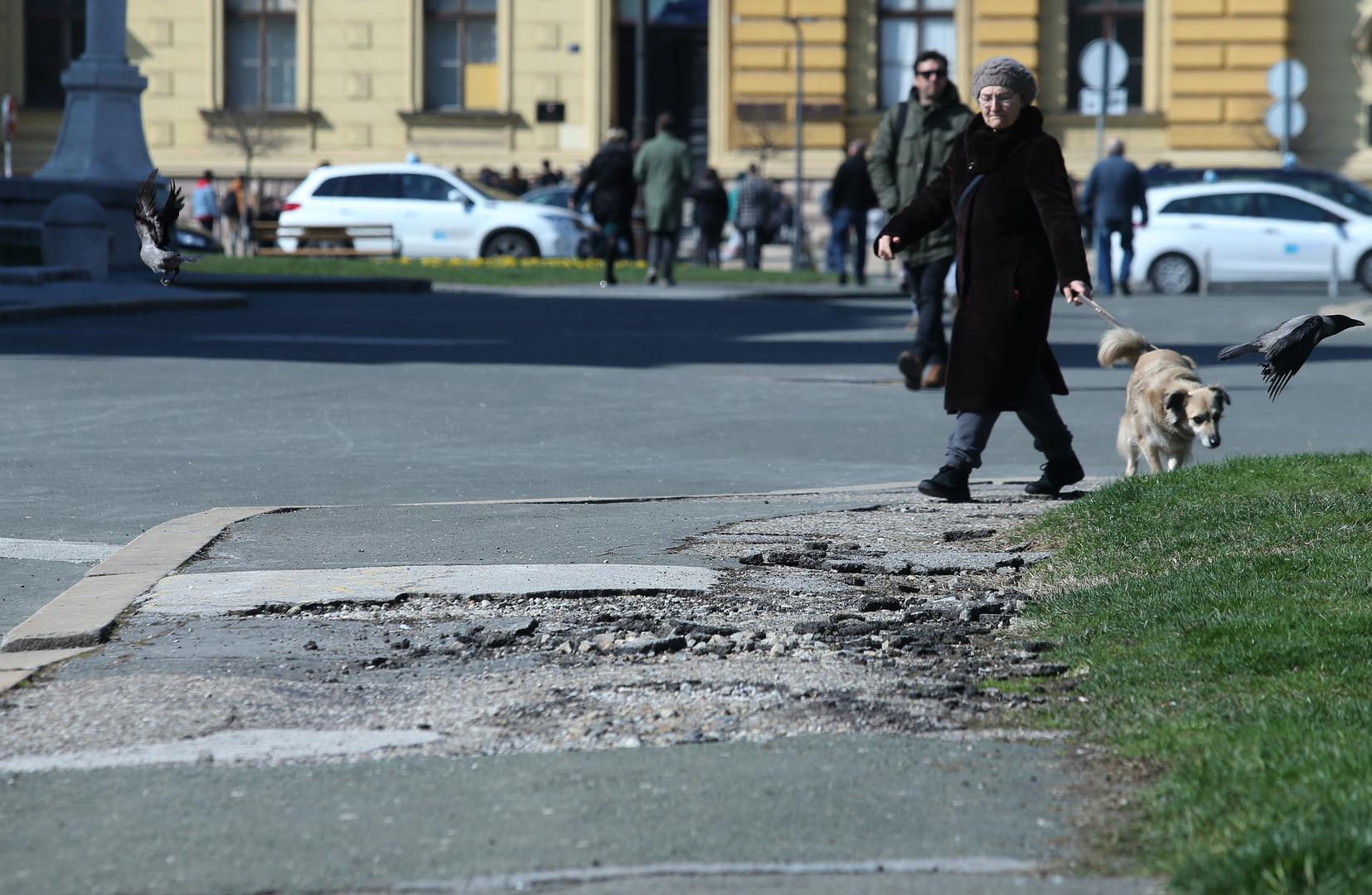 Loše stanje asfalta i popratnog sadržaja na Trgu Republike Hrvatske