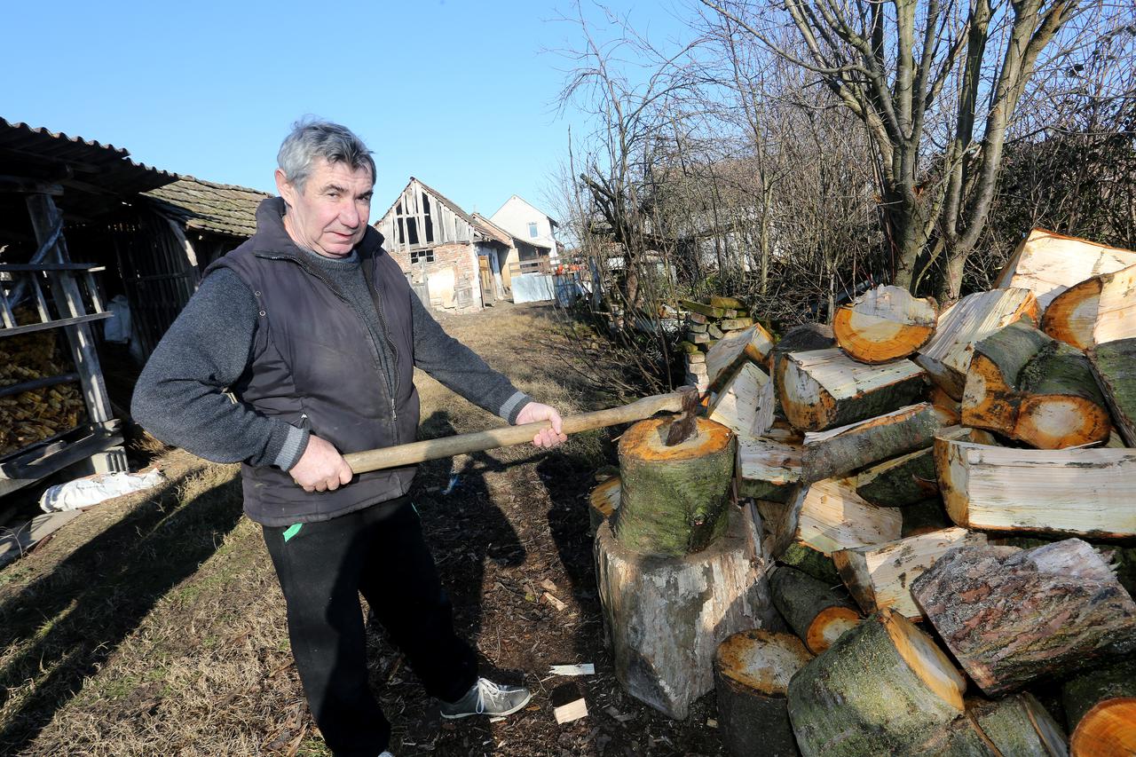 30.12.2015.Camagajevci.Hrvatska.Reportaza iz sela Camagajevci u kojem je veliki dio muskaraca neozenjen.Josip Belic nezenja Photo: Marko Mrkonjic/PIXSELL