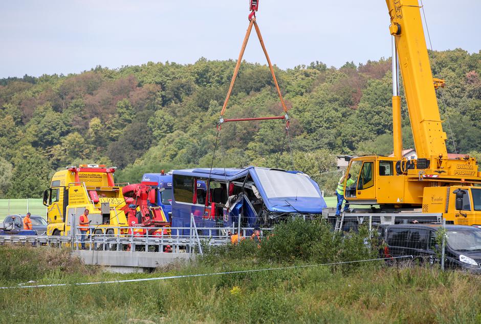 Teška nesreća na A4: Izvlačenje autobusa nakon nesreće u kojoj je poginulo 12 ljudi