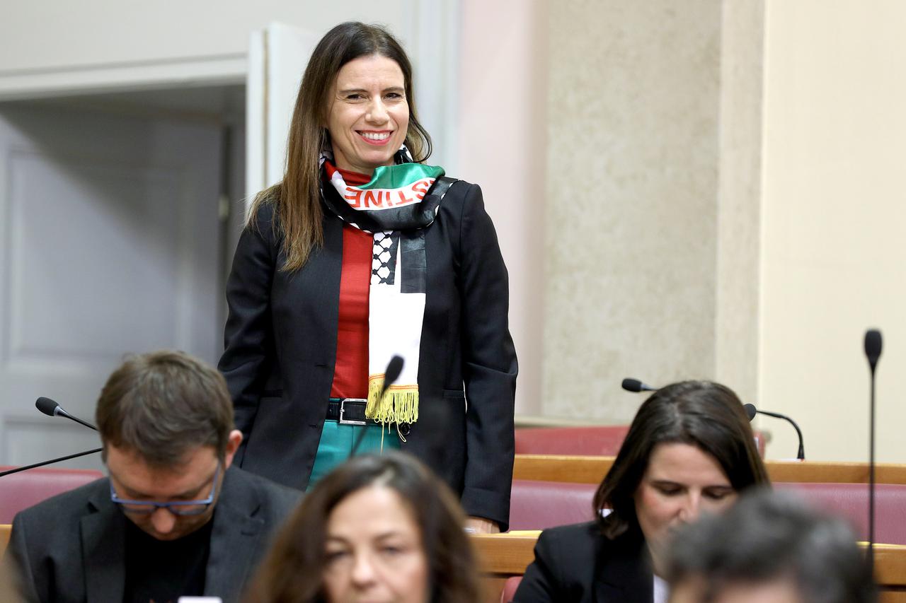 Zagreb: Katarina Peović došla je u sabornicu sa šalom u palestinskim bojama