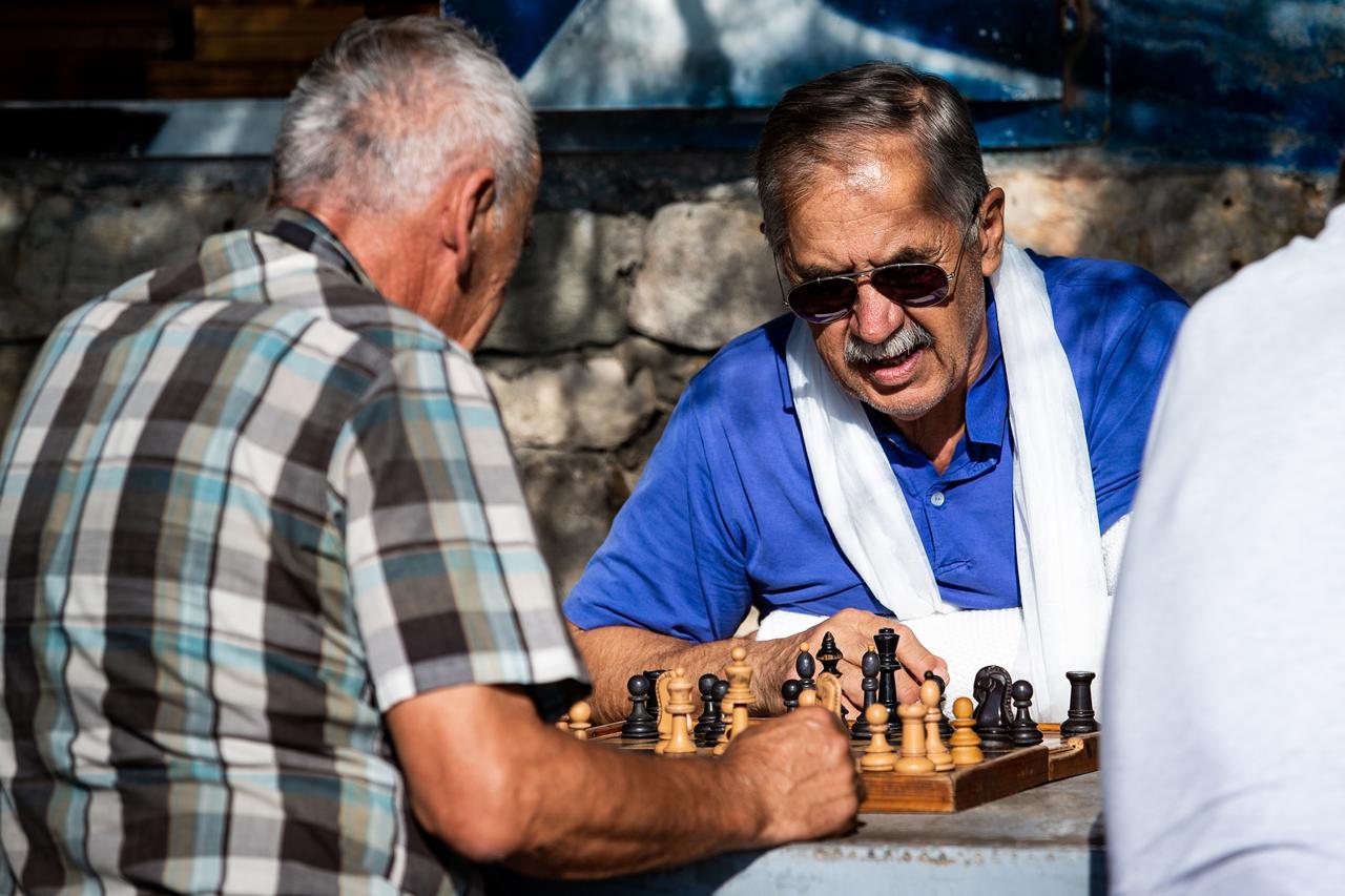 Split: Umirovljenici uživaju u toplom danu igrajući šah