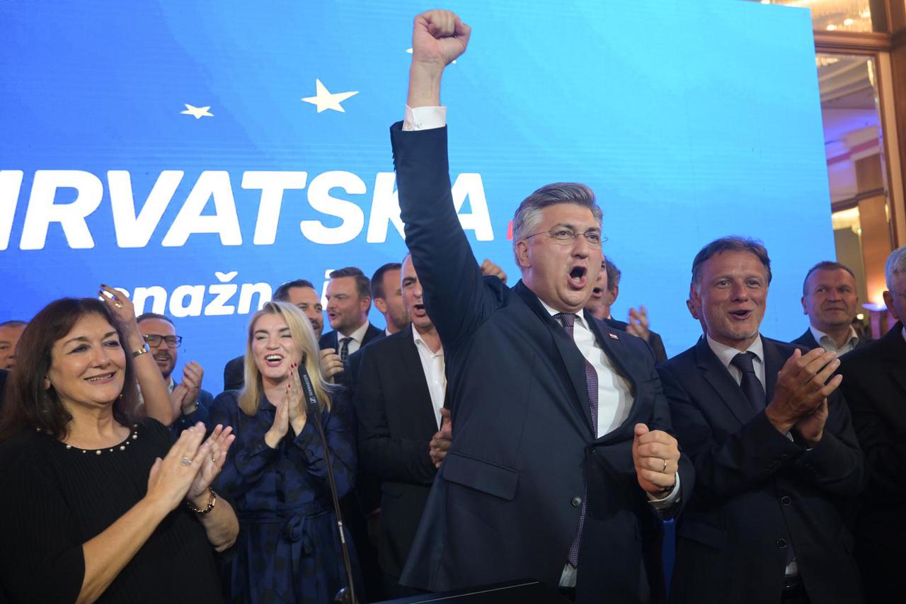 Zagreb: Slavlje Andreja Plenkovića i stranačkih kolega u stožeru nakon rezultata izbora za Europski parlament