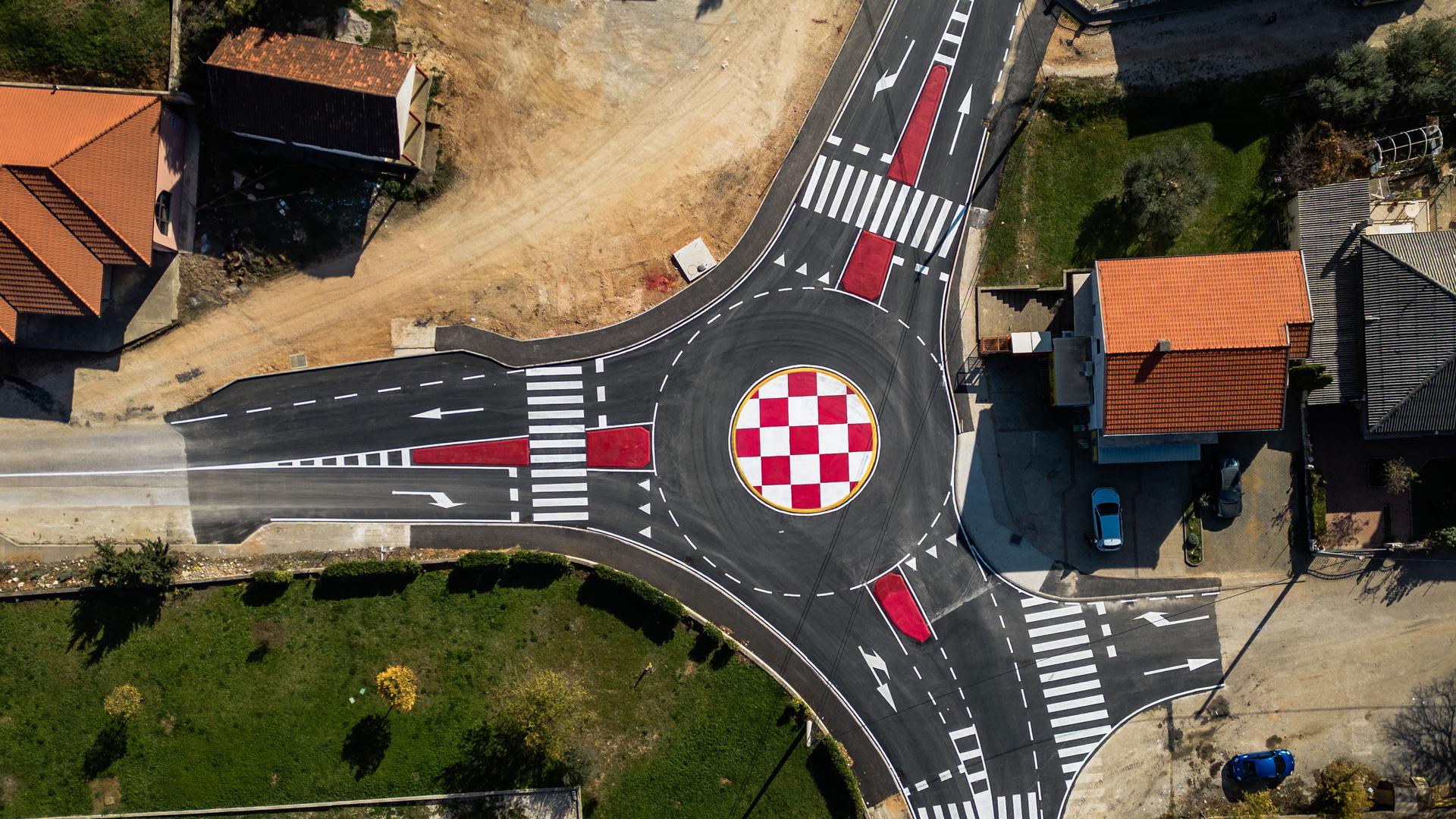 Središnji dio kružnog toka krasi velika šahovnica, koja je postavljena tako da se iz zraka jasno vidi u cijelosti, što ovom prometnom rješenju daje posebnu prepoznatljivost i čini ga jedinstvenim u regiji.