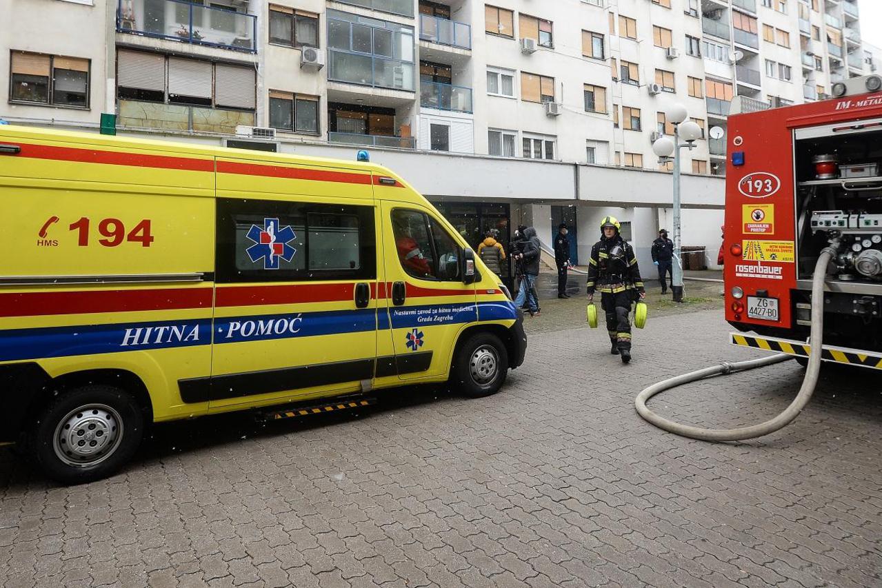 Zagreb: Gori stan u Sloboštini, vatrogasci na terenu