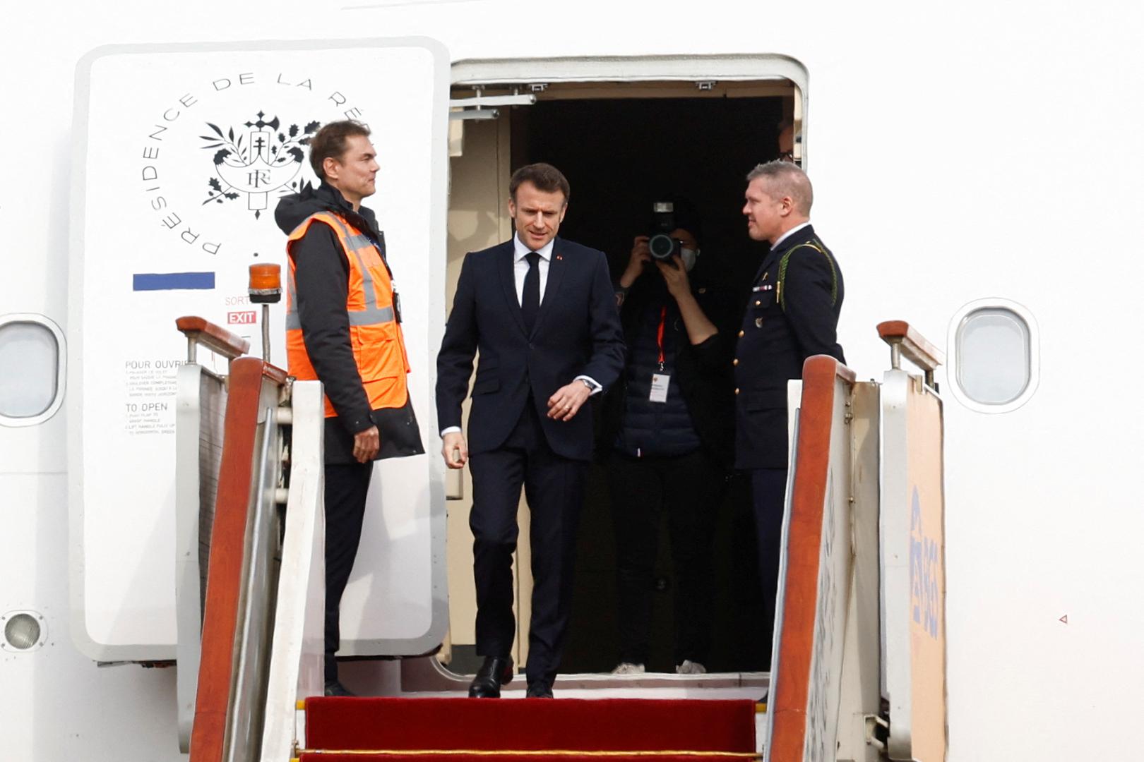 French President Emmanuel Macron arrives at Beijing Capital International Airport in Beijing, China, April 5, 2023. REUTERS/Gonzalo Fuentes/Pool Photo: GONZALO FUENTES/REUTERS