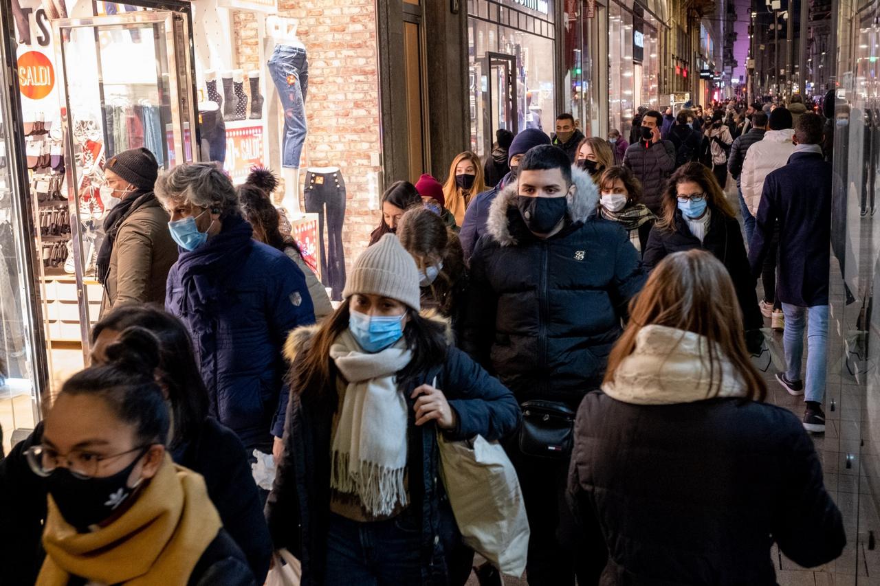 First Saturday of winter sales in the orange area of Milan