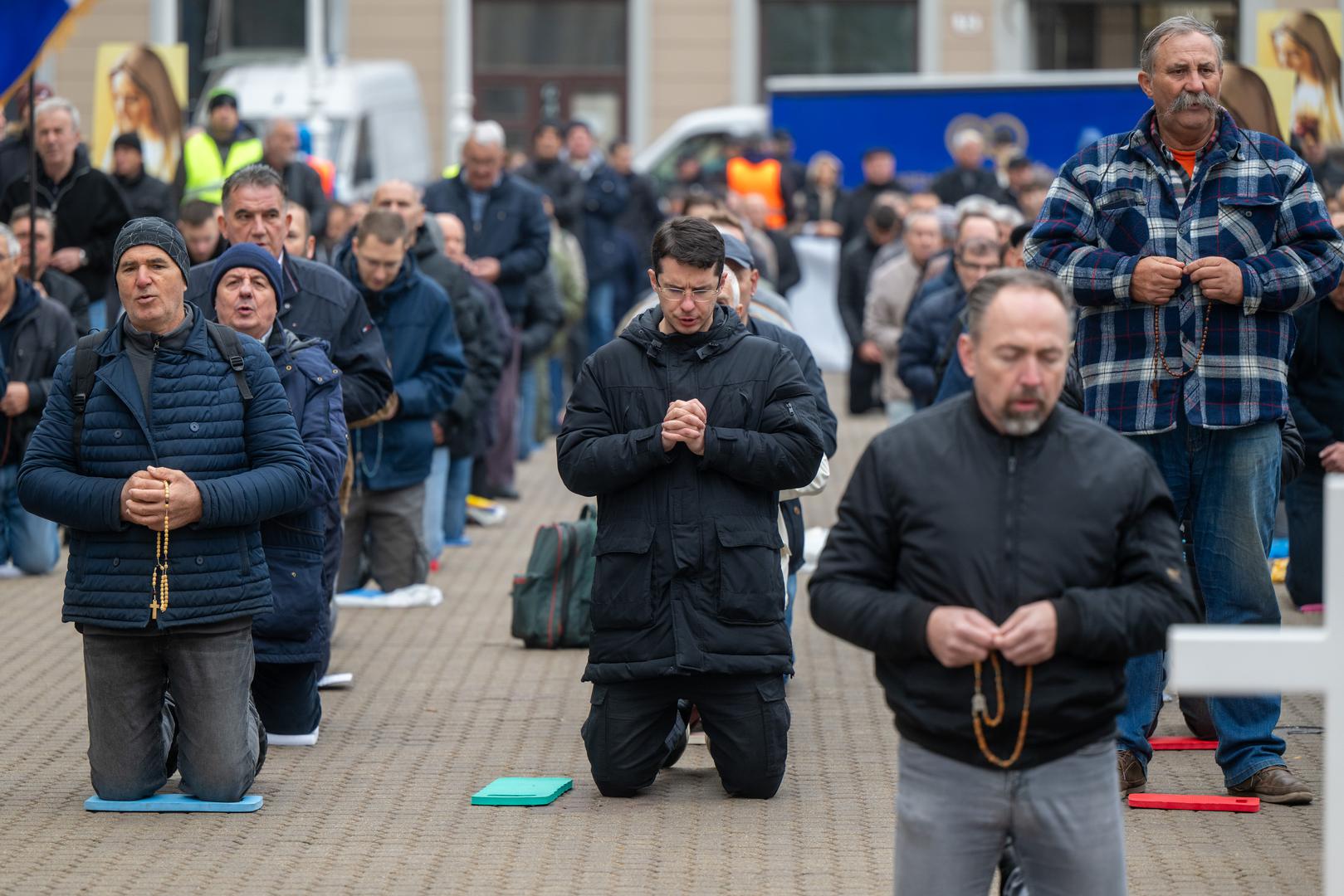 Kleči se pak i u molitvi za čednost u odijevanju te obnovu katoličkih brakova i čednost u odijevanju i ponašanju, a jedna od nakana je i za prestanak pobačaja. 