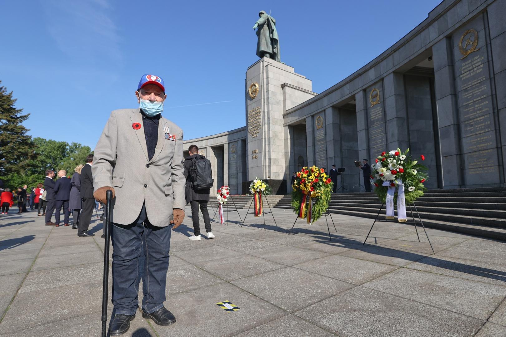 Events commemorating the end of World War Two in Berlin World War Two veteran Seman Kleinmann, 94, attends a celebration to mark Victory Day and the 75th anniversary of the end of World War Two at the Soviet War Memorial at Tiergarten Park in Berlin, Germany, May 8, 2020. REUTERS/Fabrizio Bensch FABRIZIO BENSCH