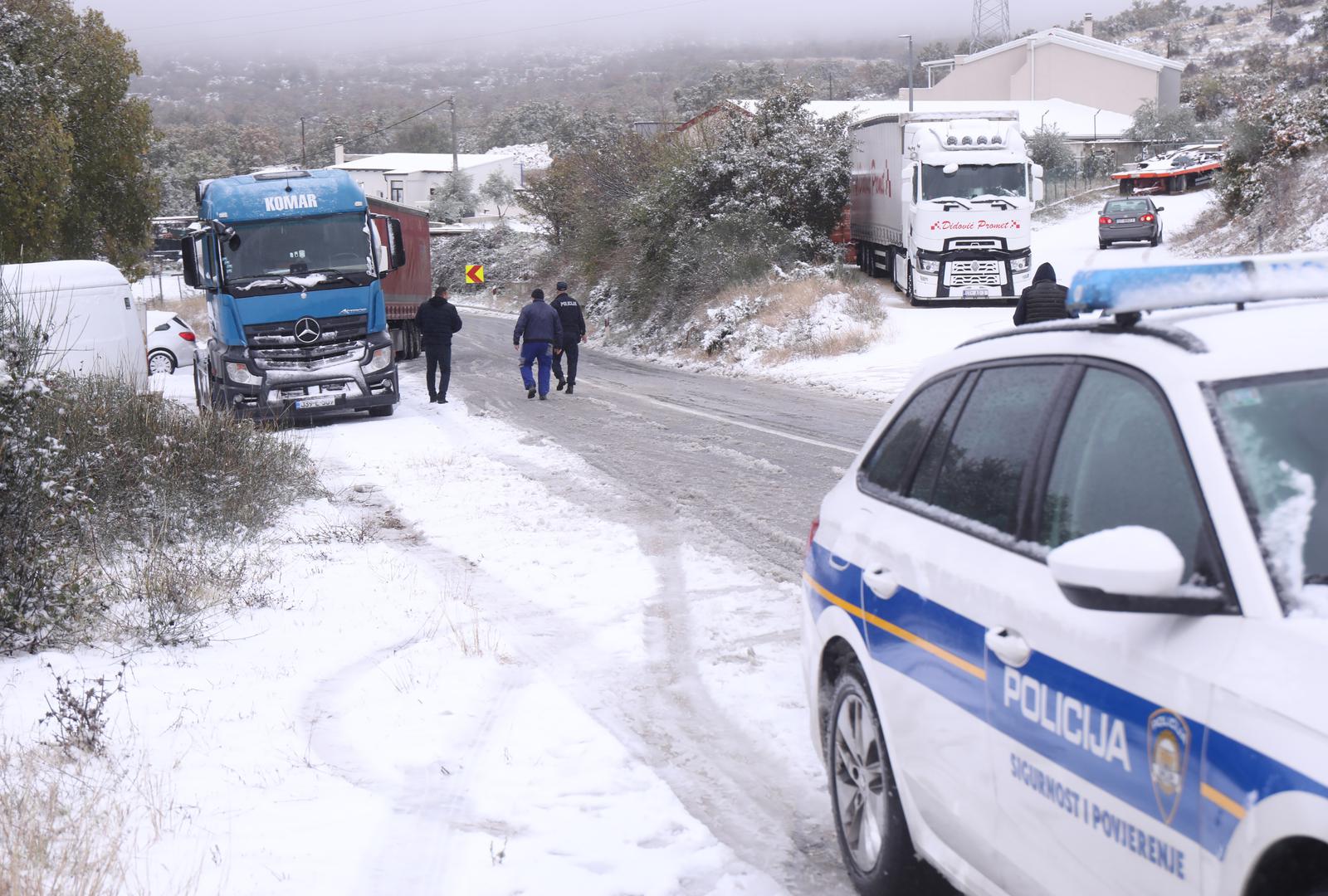 Najviše je oborina palo na području između Dugopolja i Muća, a čitatelji su nam poslali i fotografije iz Sinja gdje trenutno pada obilati snijeg