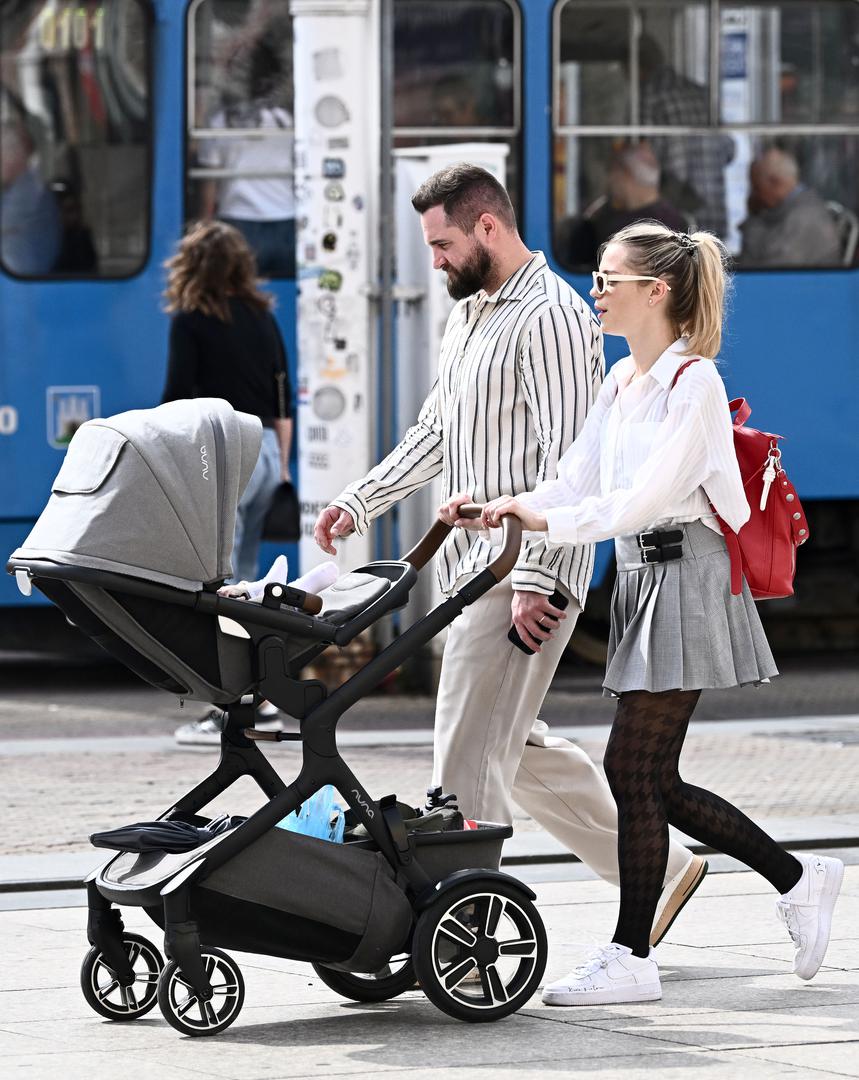 Cvek je za poseban dan nosio ružičasto odijelo, a njegova Miriam je odabrala vjenčanicu uskog kroja.