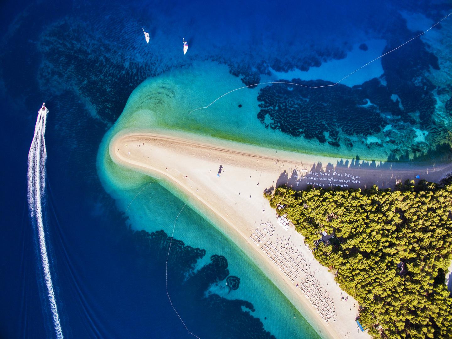 Za obitelji: Promjenjiva obala prekrasne šljunčane plaže Zlatni rat na otoku Braču lokalno je poznata kao Zlatni rat. 20-minutna šetnja bolskom šetnicom vodi vas u borovinom opasan raj. Ima blagu i kristalno čistu vodu prilagođenu djeci, barove, restorane i prekrasan pogled.