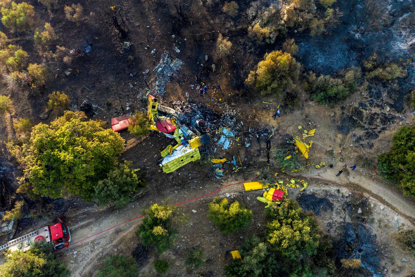 Rescuers operate at the crash site of a firefighting plane that crashed after a water drop as a wildfire burns near the village of Platanistos, on the island of Evia, Greece, July 25, 2023. REUTERS/Stelios Misinas REFILE - CORRECTING NAME OF THE ISLAND from EVIL TO EVIA Photo: STELIOS MISINAS/REUTERS