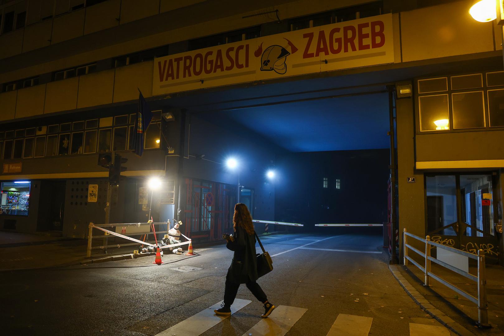 Vatrogasci iz zagrebačke Savske ulice ovog su Halloweena nadmašili sami sebe! Ispred vatrogasne postaje postavili su šaljivu instalaciju koja izgleda poput prizora s mjesta zločina.