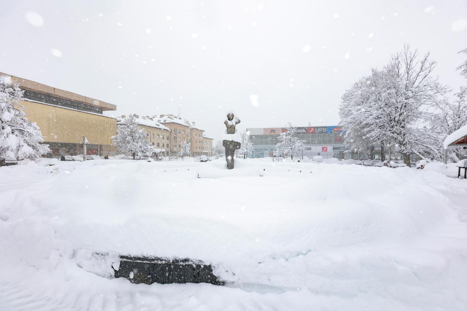 27.02.2023., Gospic - Zametene ceste tijekom nevremena Photo: Nikola Mraovic/PIXSELL