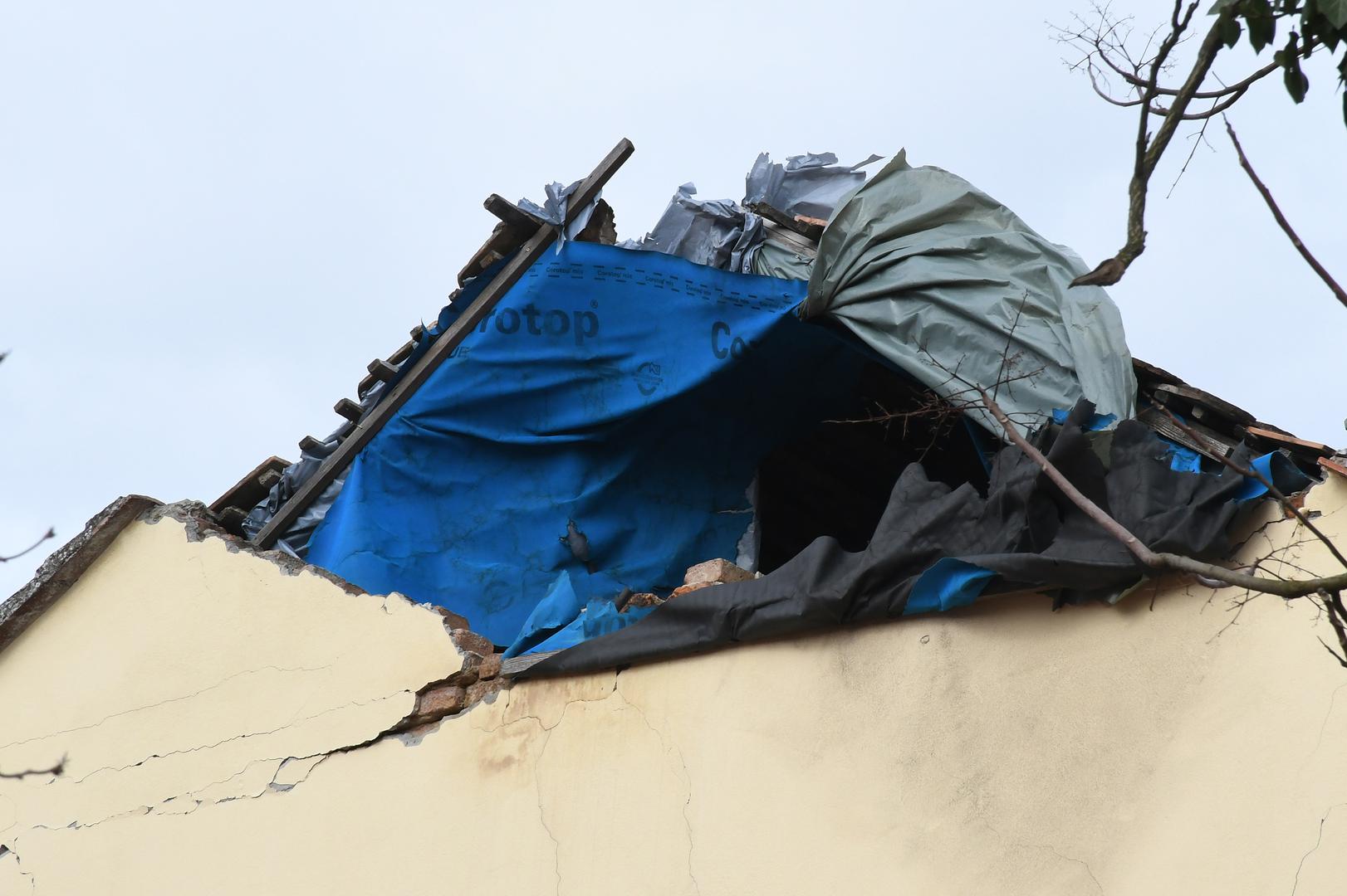 22.02.2024., Sisak - Jak vjetar trga PVC foliju koja prekriva ostecenja na zabatnim zidovima kuca nastala u potresu 2020. godine. Photo: Nikola Cutuk/PIXSELL