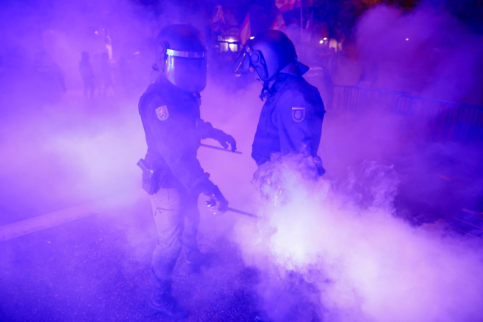 Spanish riot police launches tear gas during a protest near to Spain's Socialists Party (PSOE) headquarters, following acting PM Pedro Sanchez negotiations for granting an amnesty to people involved with Catalonia's failed 2017 independence bid in Madrid, Spain, November 6, 2023. REUTERS/Juan Medina Photo: JUAN MEDINA/REUTERS