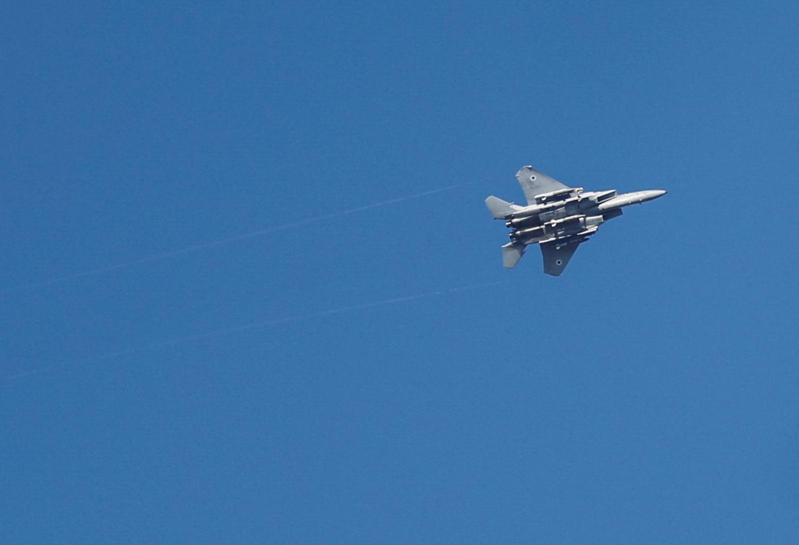 An Israeli war jet is seen as rocket barrages are launched from the Gaza Strip, in Ashdod, Israel October 7, 2023. REUTERS/Ammar Awad Photo: AMMAR AWAD/REUTERS