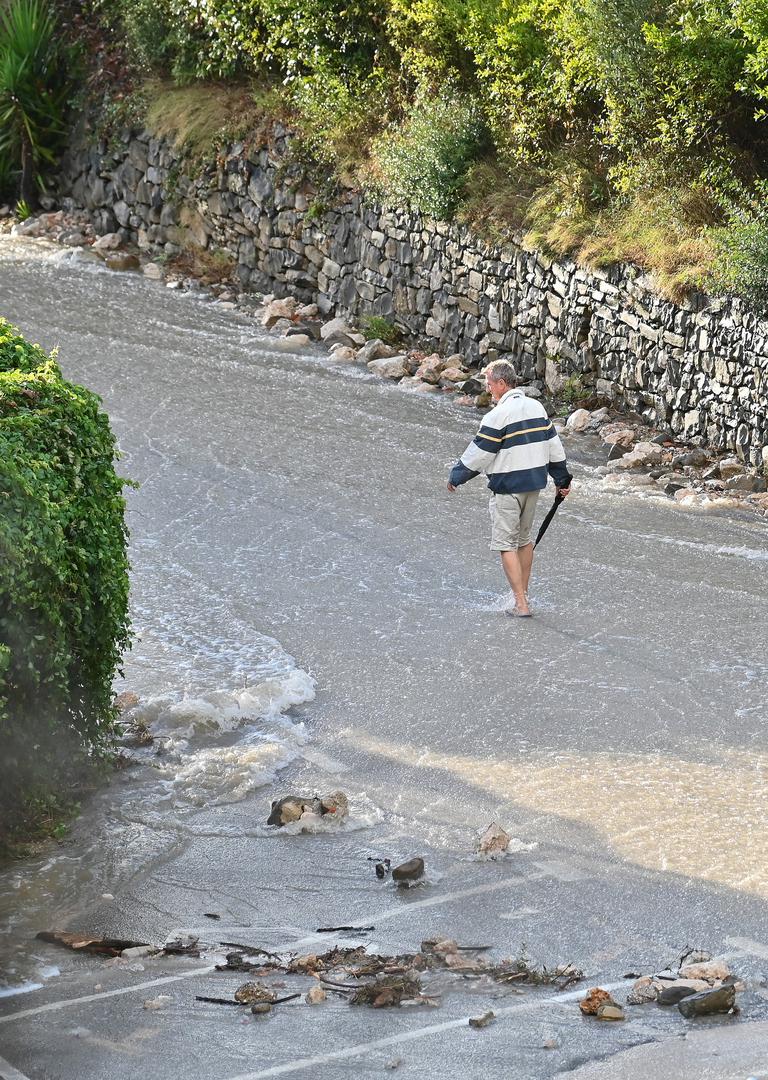 05.10.2024., Podgora - Jako nevrijeme gdje je palo do 140 litara kise po cetvornom metru strovilo je bujice na ulicama Podgore. Photo: Matko Begovic/PIXSELL