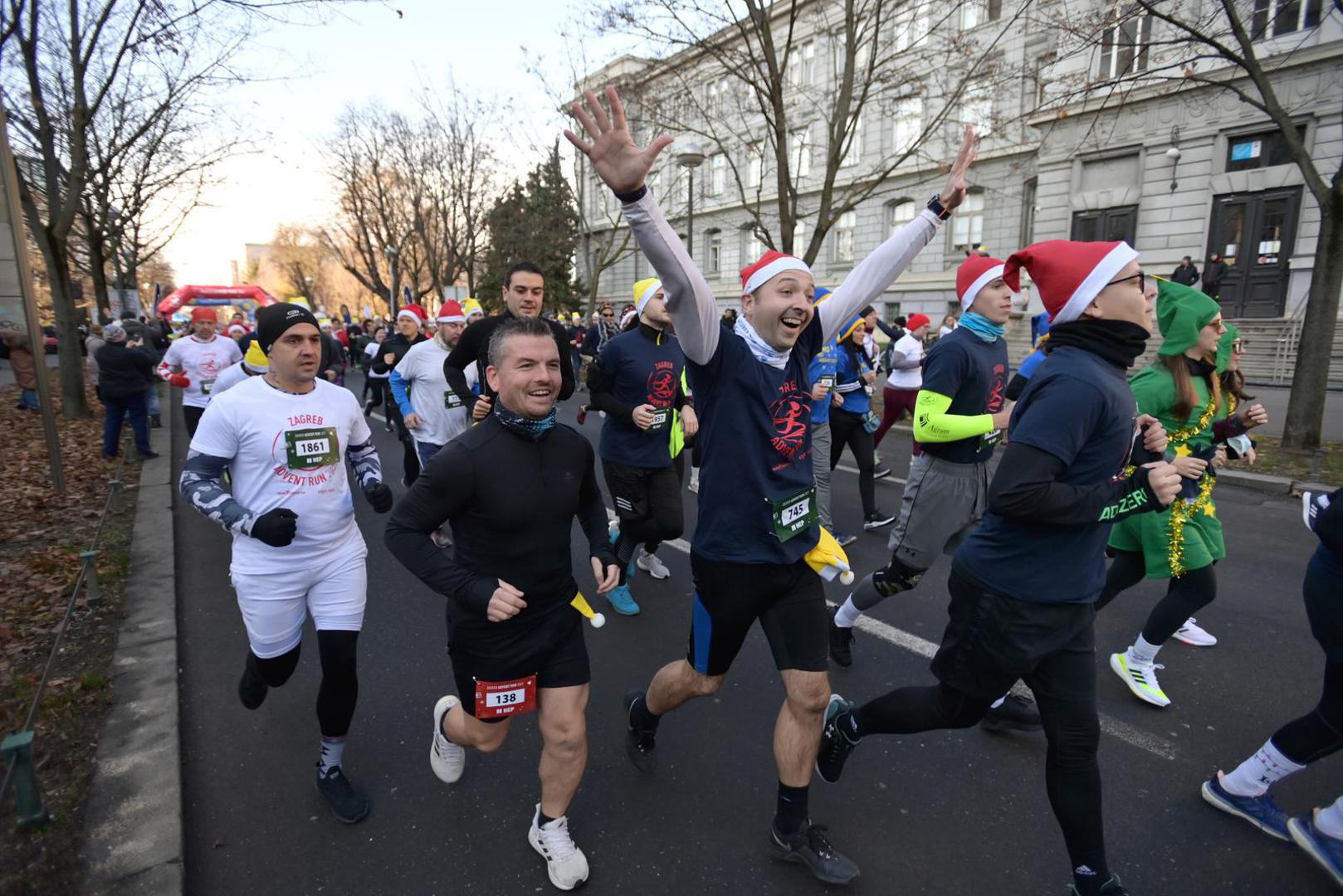 12.12.2021., Zagreb - Ispred hotela Westin startalabozicna utrka Zagreb Advent run 2021.