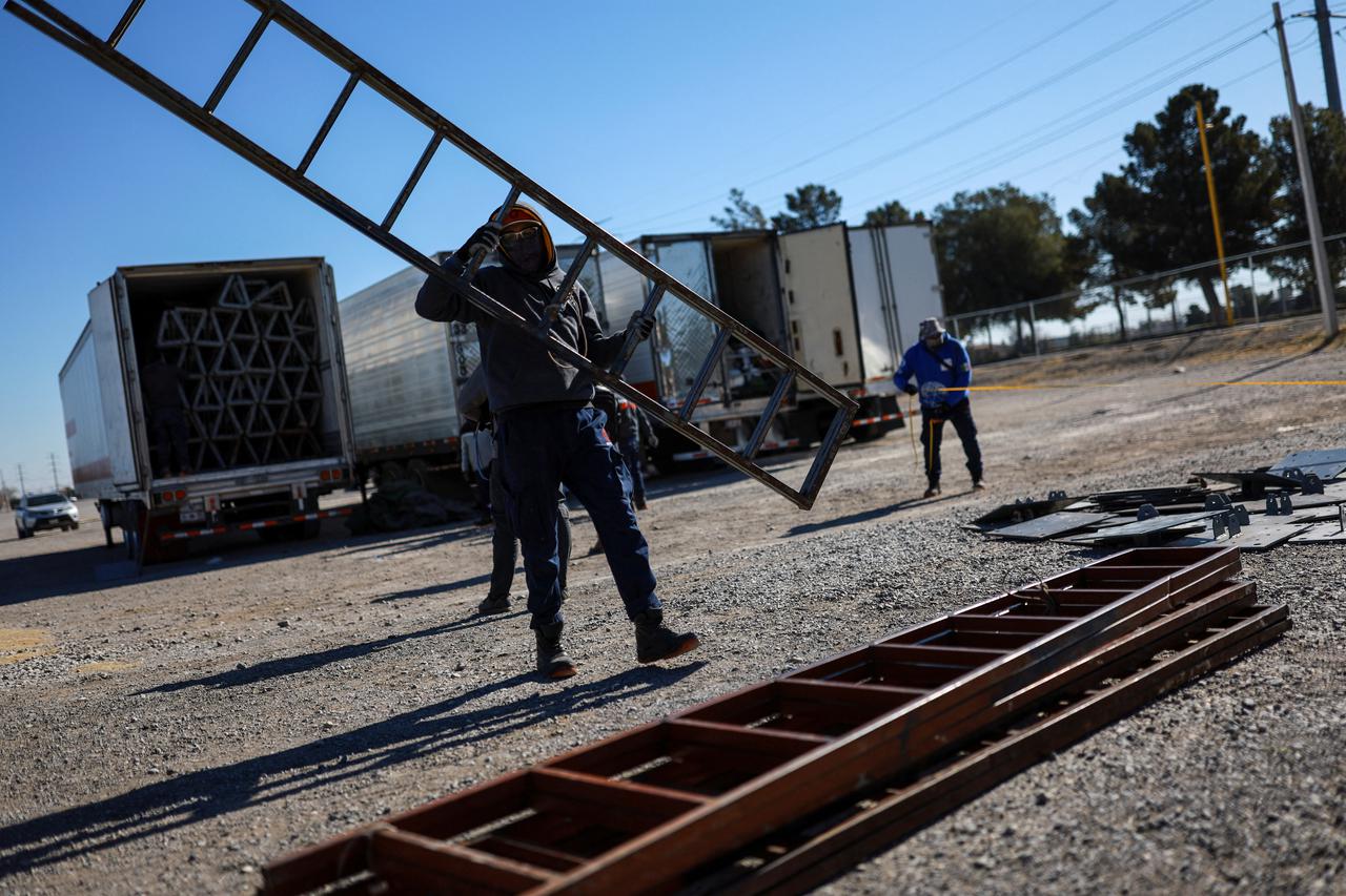 Building of a temporary shelter for migrants deported from the United States, in Ciudad Juarez