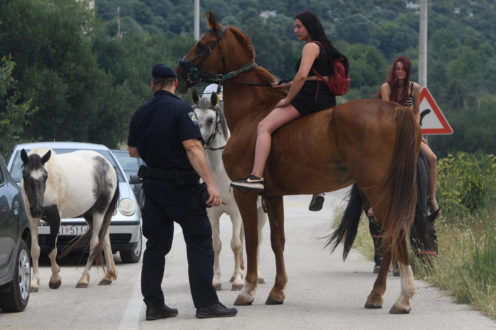 13.07.2023.,Sibenik - U gašenju požara otvorenog prostora koji je izbio na lokaciji Grebaštica u Šibensko-kninskoj županiji, trenutno sudjeluje 79 vatrogasaca sa 28 vatrogasnih vozila, Intervencijska vatrogasna postrojba Šibenik, 3 protupožarna zrakoplova Canadair CL-415, 2 protupožarna zrakoplova Air Tractor. Photo: Hrvoje Jelavic/PIXSELL