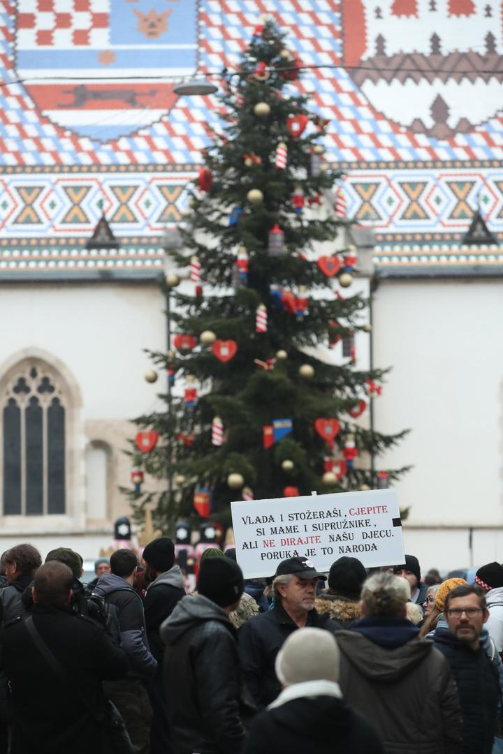 15.12.2021.,Zagreb - Na Markovu trgu poceli su se okupljat prosvjednici, a okupljanje budno prate brojni policijski sluzbenici.Prosvjednici ce svojim tijelima formirati bedem oko Markova trga 