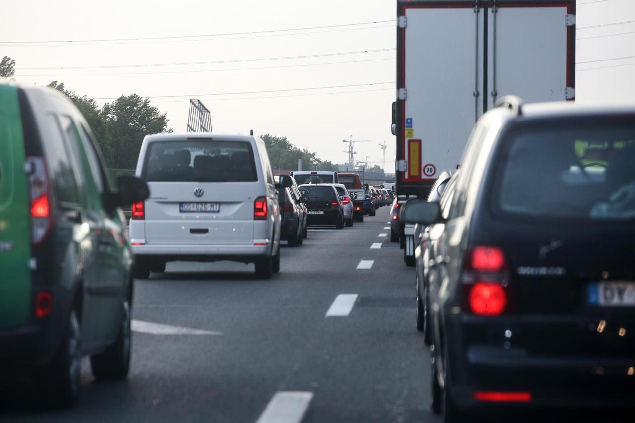 Zagreb: U sudaru teretnog vozila i auta poginula jedna osoba, dvoje ozlijeđenih