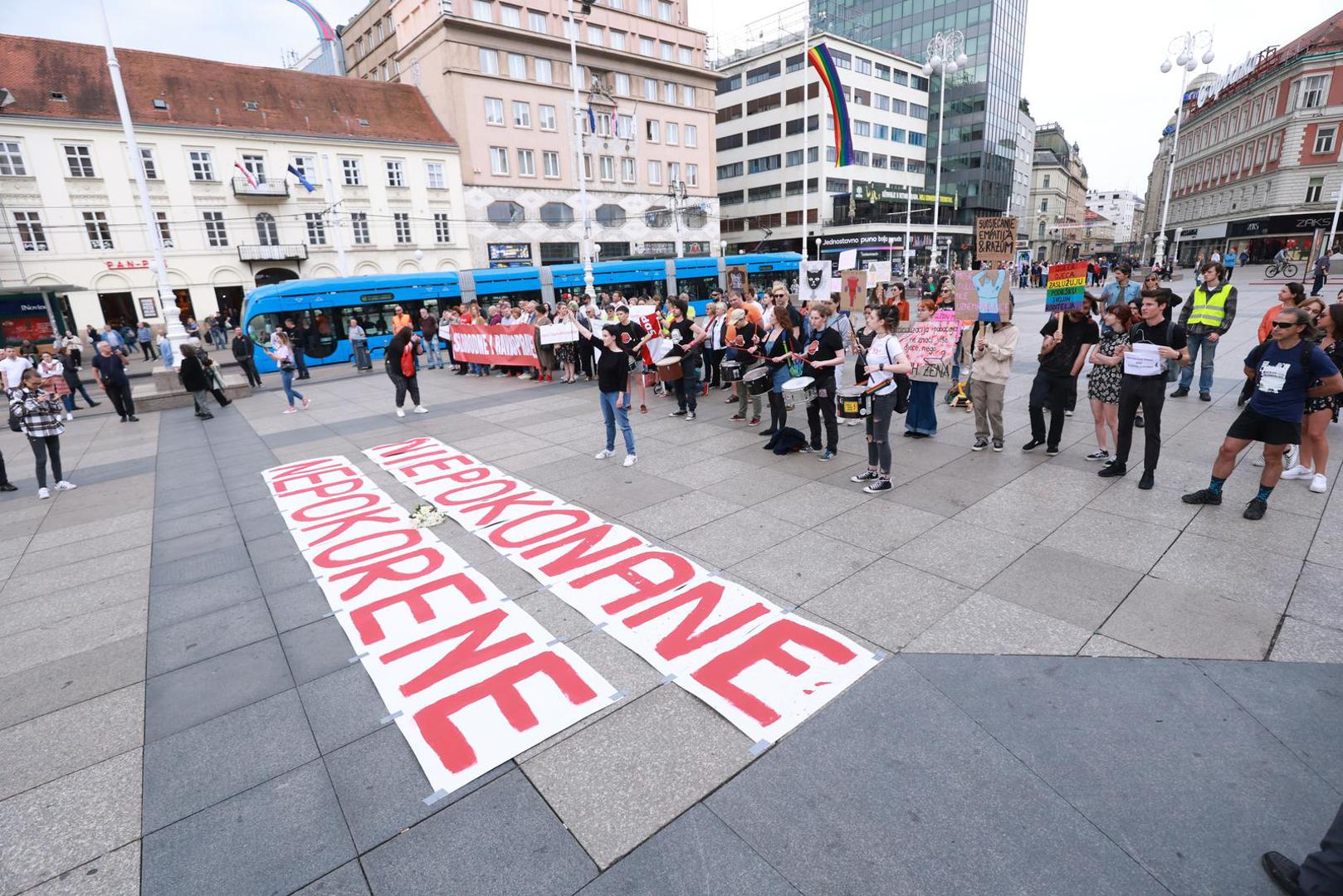 03.06.2023., Zagreb - Na Trgu bana jelacica okupilo se par desetaka prosvjednika protiv molitelja koji svake prve subote u mjesecu mole musku krunicu. Udruga Domino zajedno s umjetnicom Arijanom Lekic Fridrih ponovno, sedmi put za redom, prve subote u mjesecu organizira participativni umjetnicki performans Tiha misa. Photo: Sanjin Strukic/PIXSELL