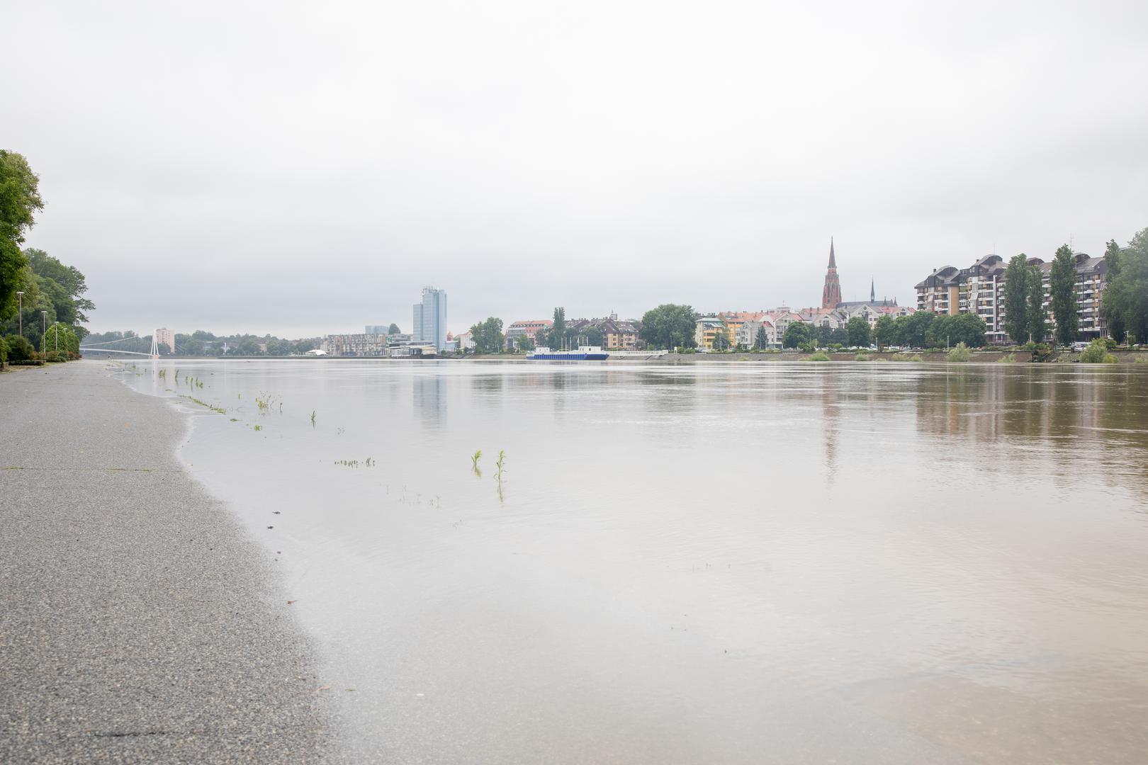 12.06.2024. Osijek -  Vodostaj Drave na lijevoj obali, ocekivanje vodenog vala Photo: Borna Jaksic/PIXSELL